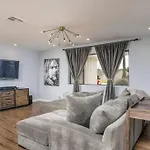 Sunshine On Sells, Pool & Bbq Grill
