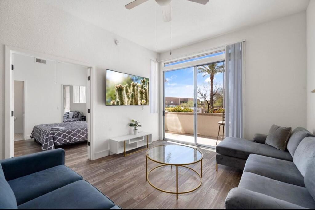 Modern 2 Bedroom Apt In *
