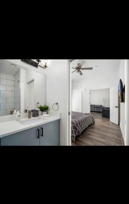 Modern 2 Bedroom Apt In *