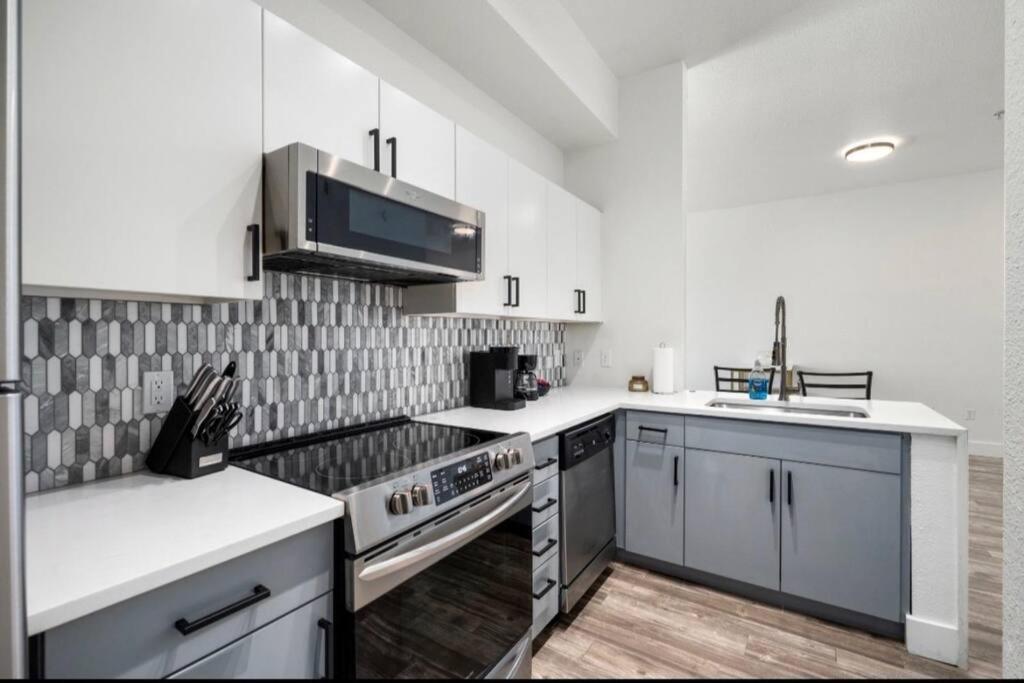Modern 2 Bedroom Apt In *