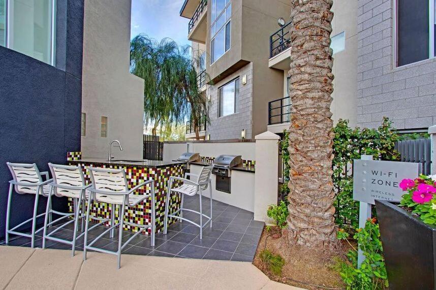 Modern 2 Bedroom Apt In *