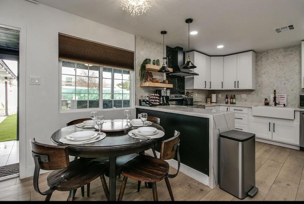 Charming Zen With Heated Pool, Pool Table, Arcade And Mini Golf. Holiday home Scottsdale
