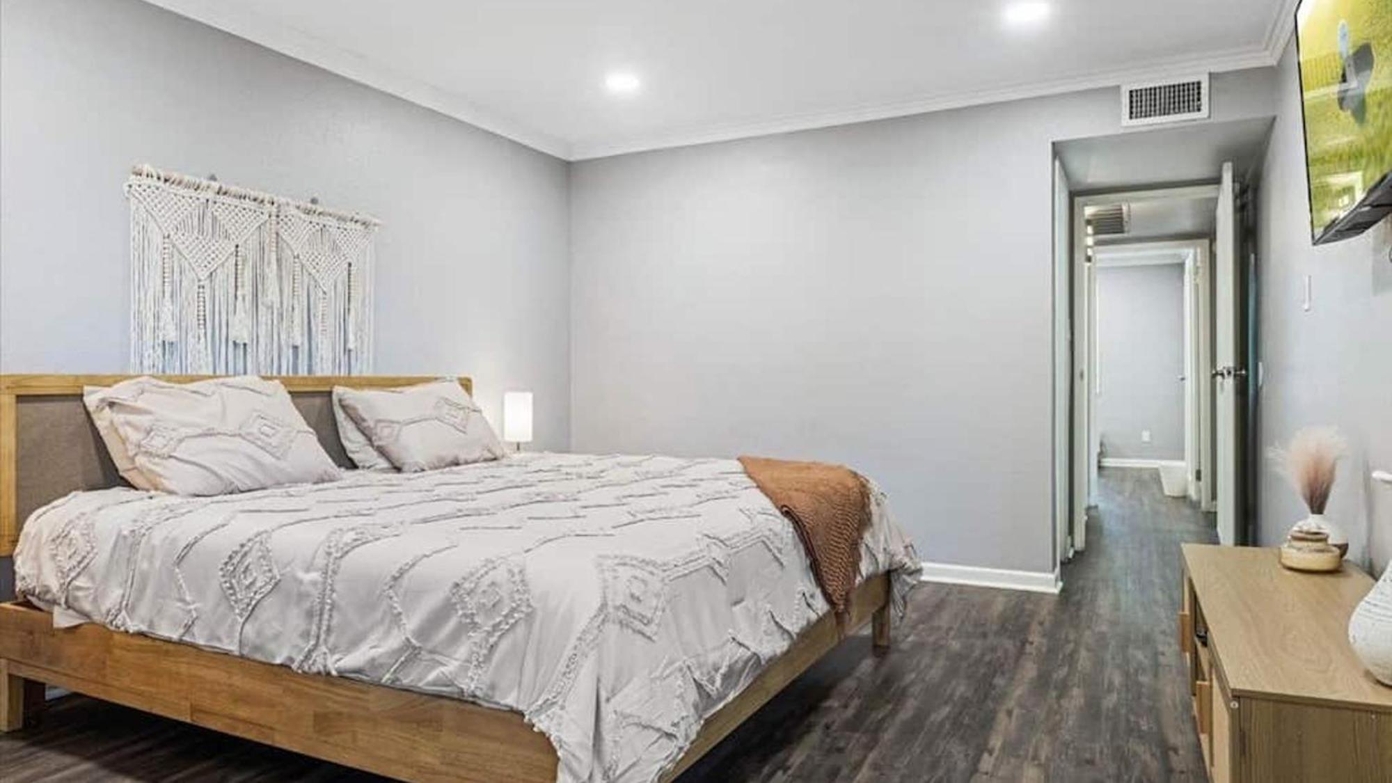 Casa de férias Beautiful 2-bdrm 2-bath In Old Town *