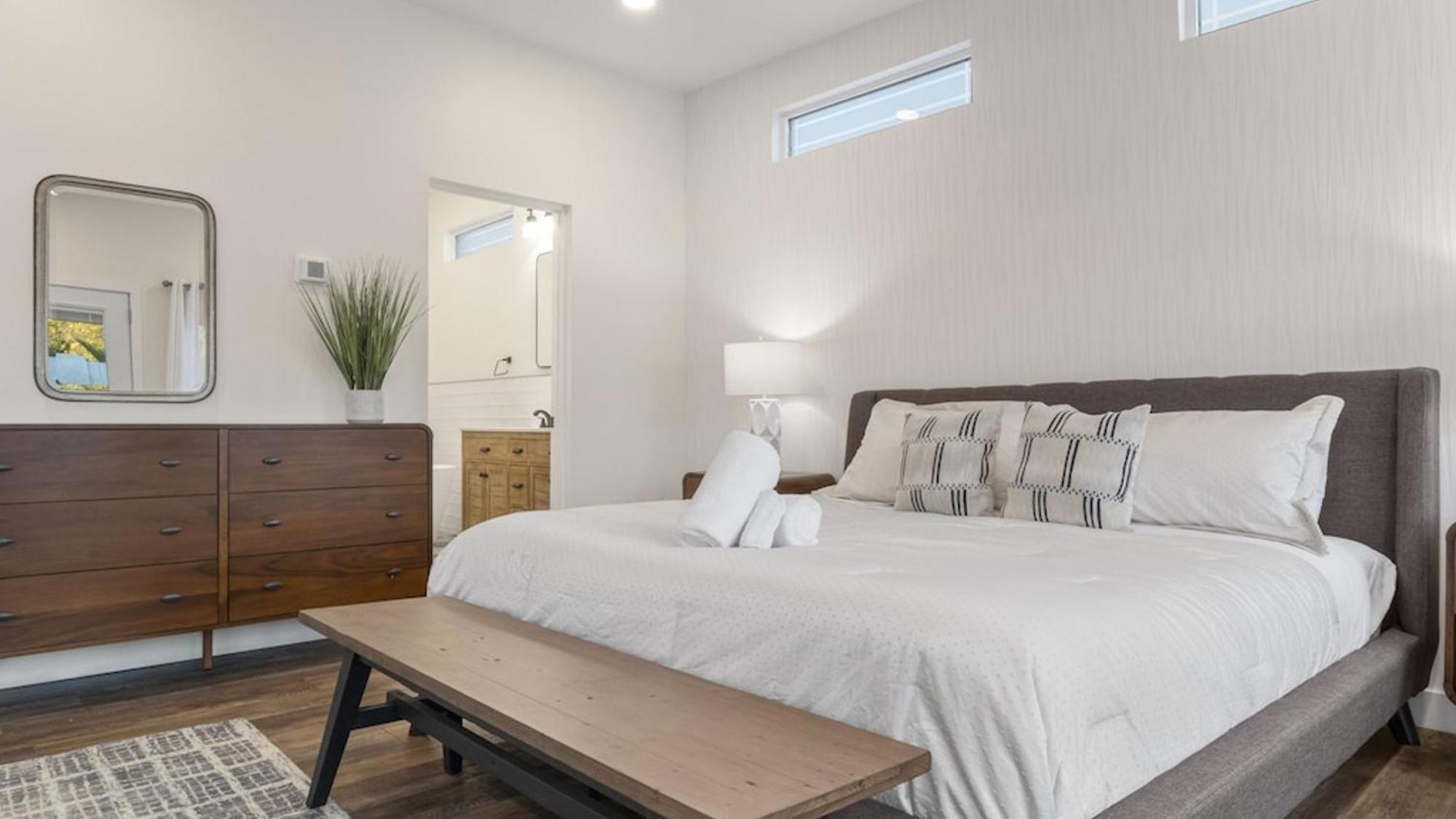 Just Listed Modern Classy 4 Bdrm Heart Of Oldtown Casa de férias