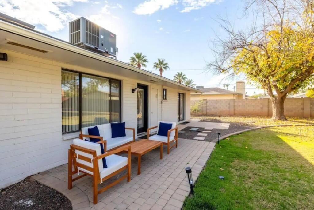Sunshine On Sells, Pool & Bbq Grill *