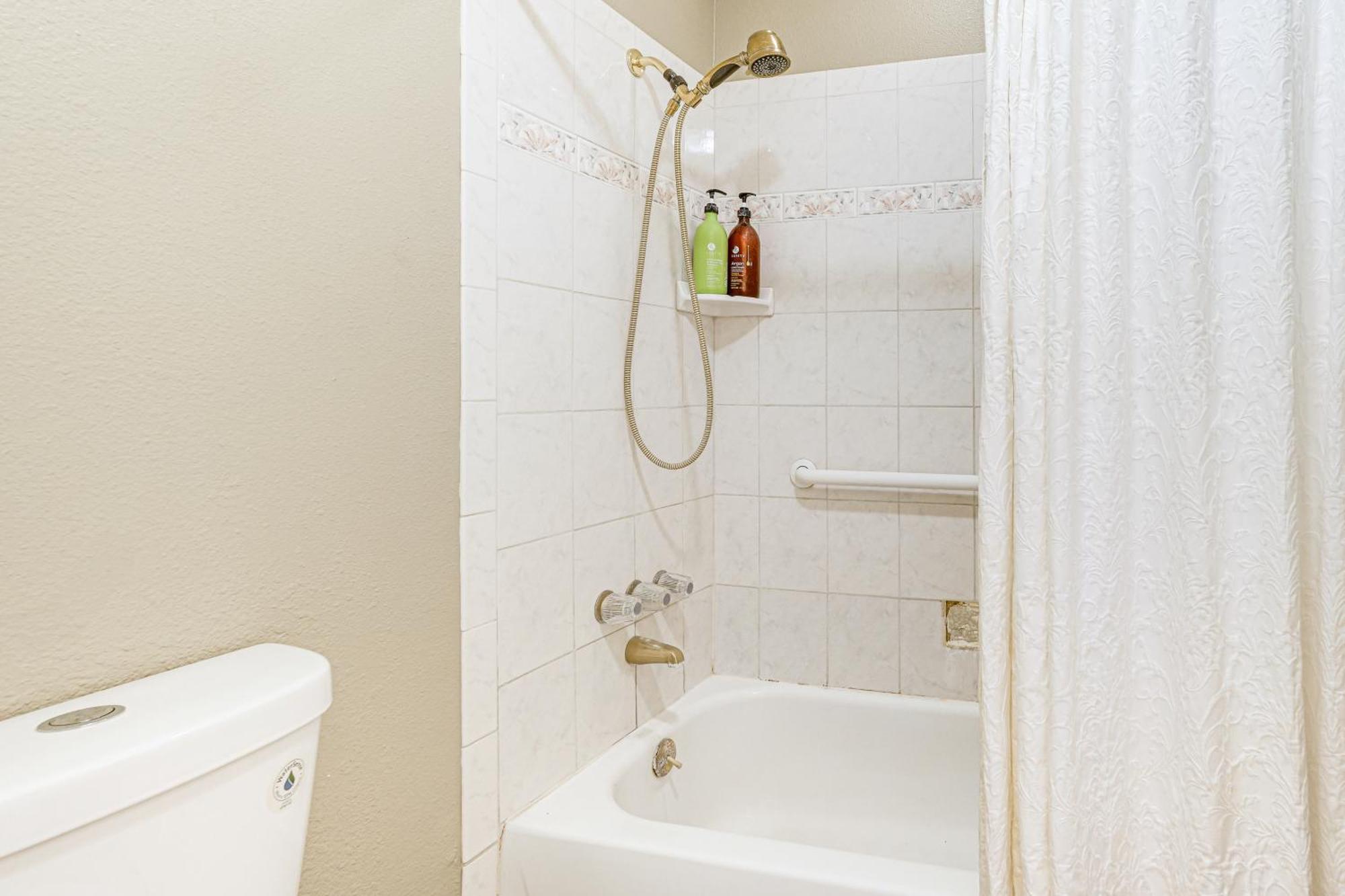 With Pool Access Walk To Old Town! Apartment *