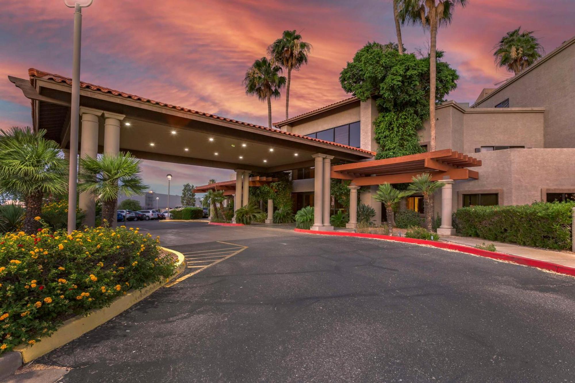 Western Thunderbird Hotel 3*