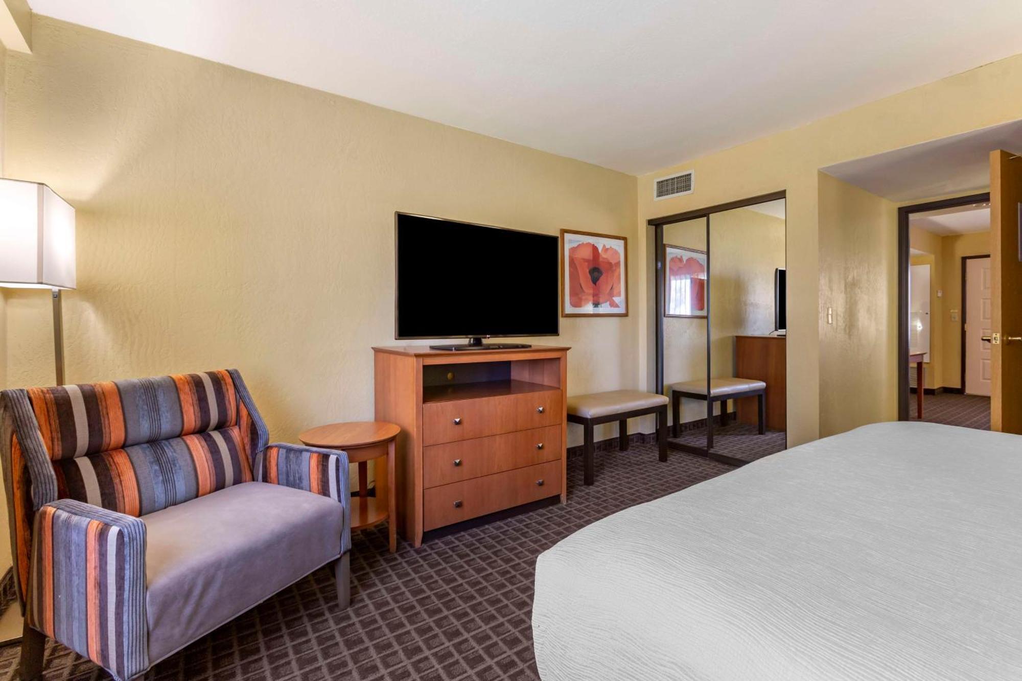 Western Thunderbird Hotel 3*