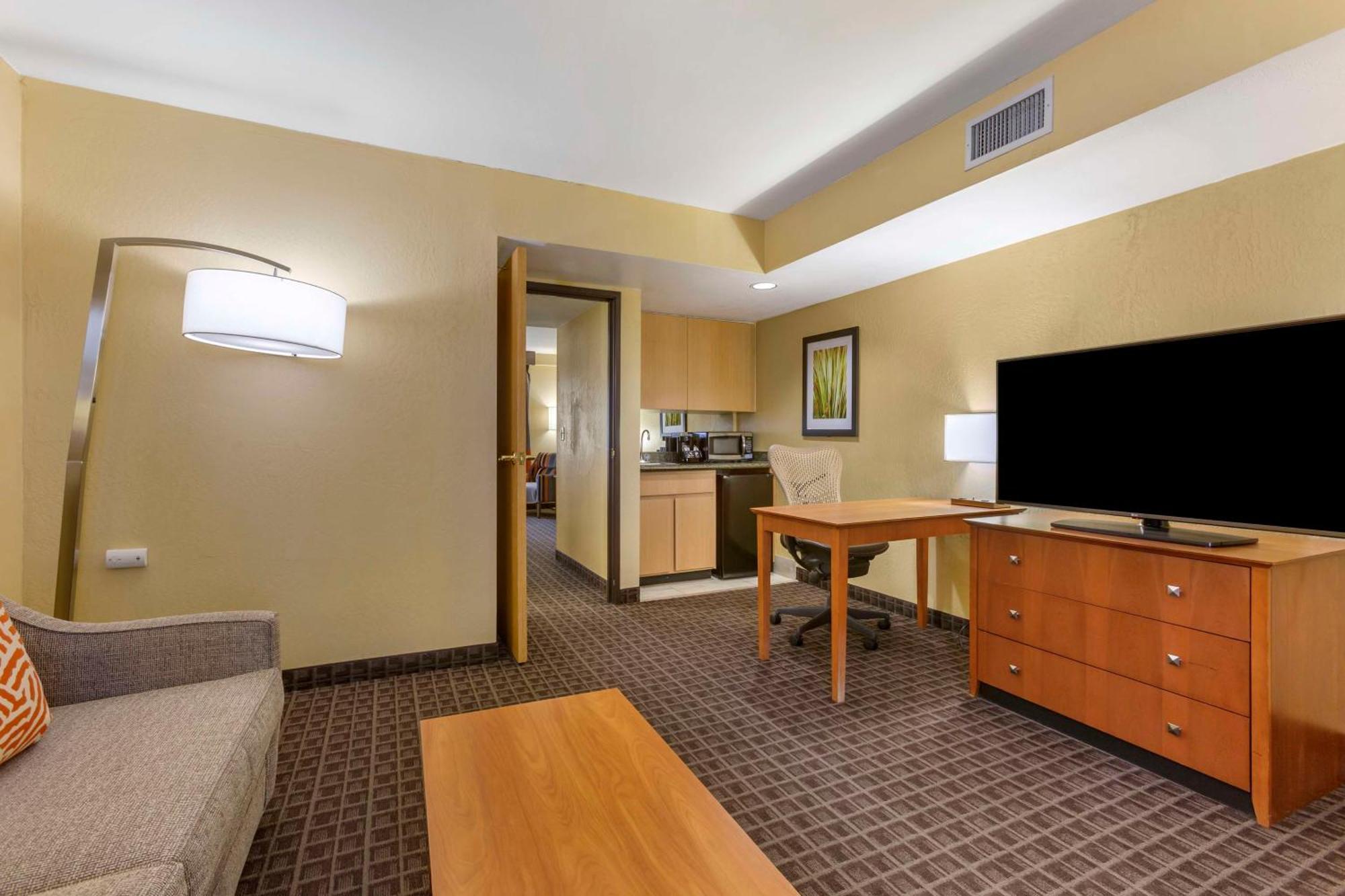 Western Thunderbird Hotel