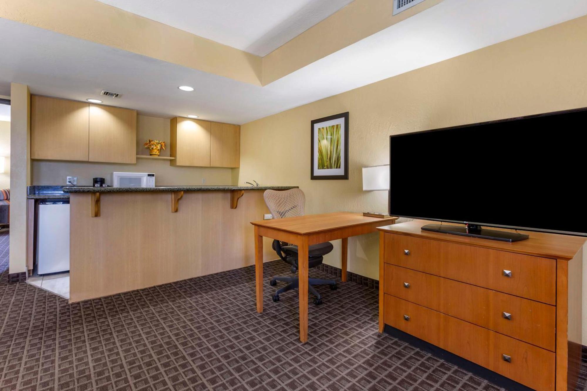 Western Thunderbird Hotel 3*