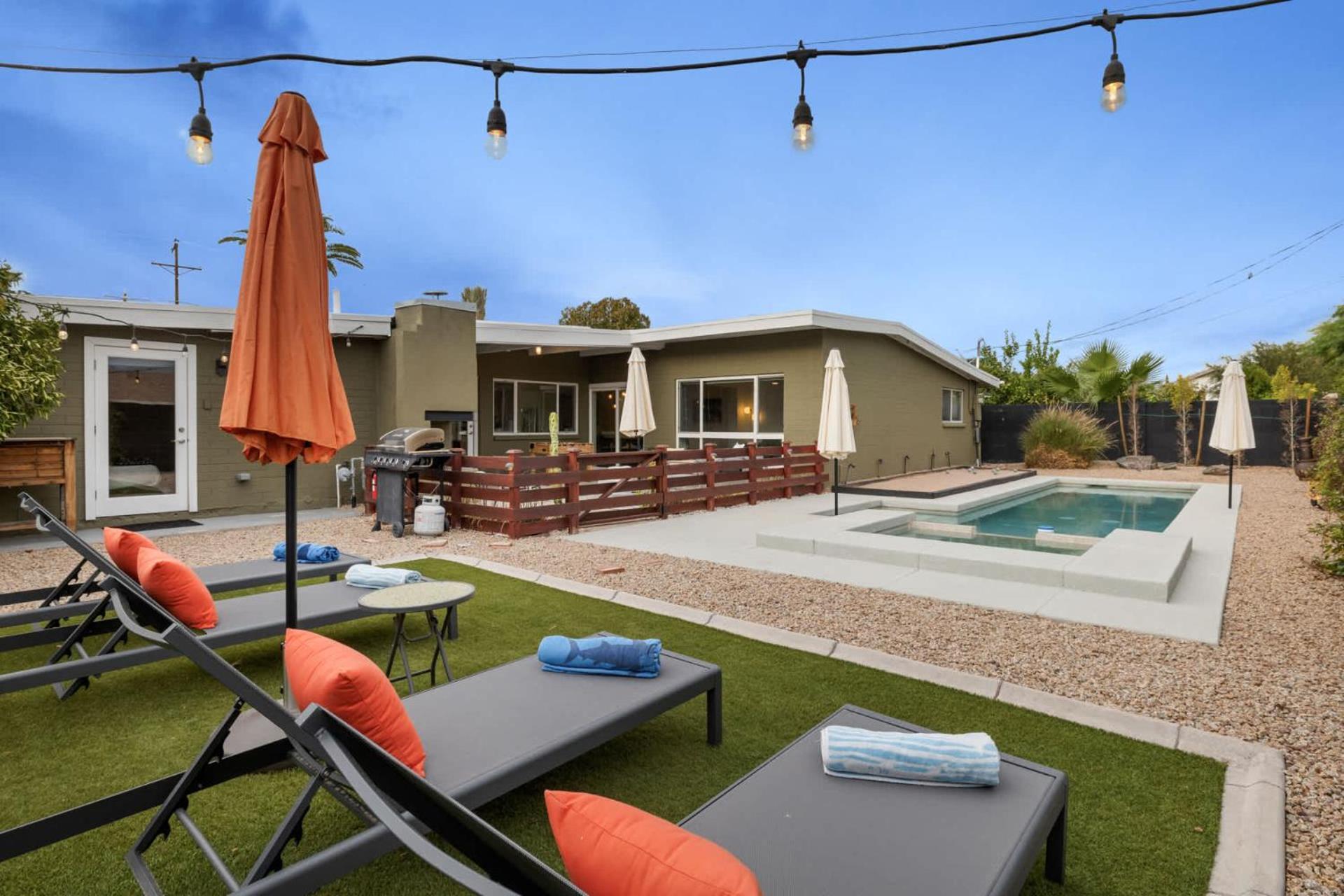 Mid-century Marvel - Poolside Patio With & Bocce Casa de férias *