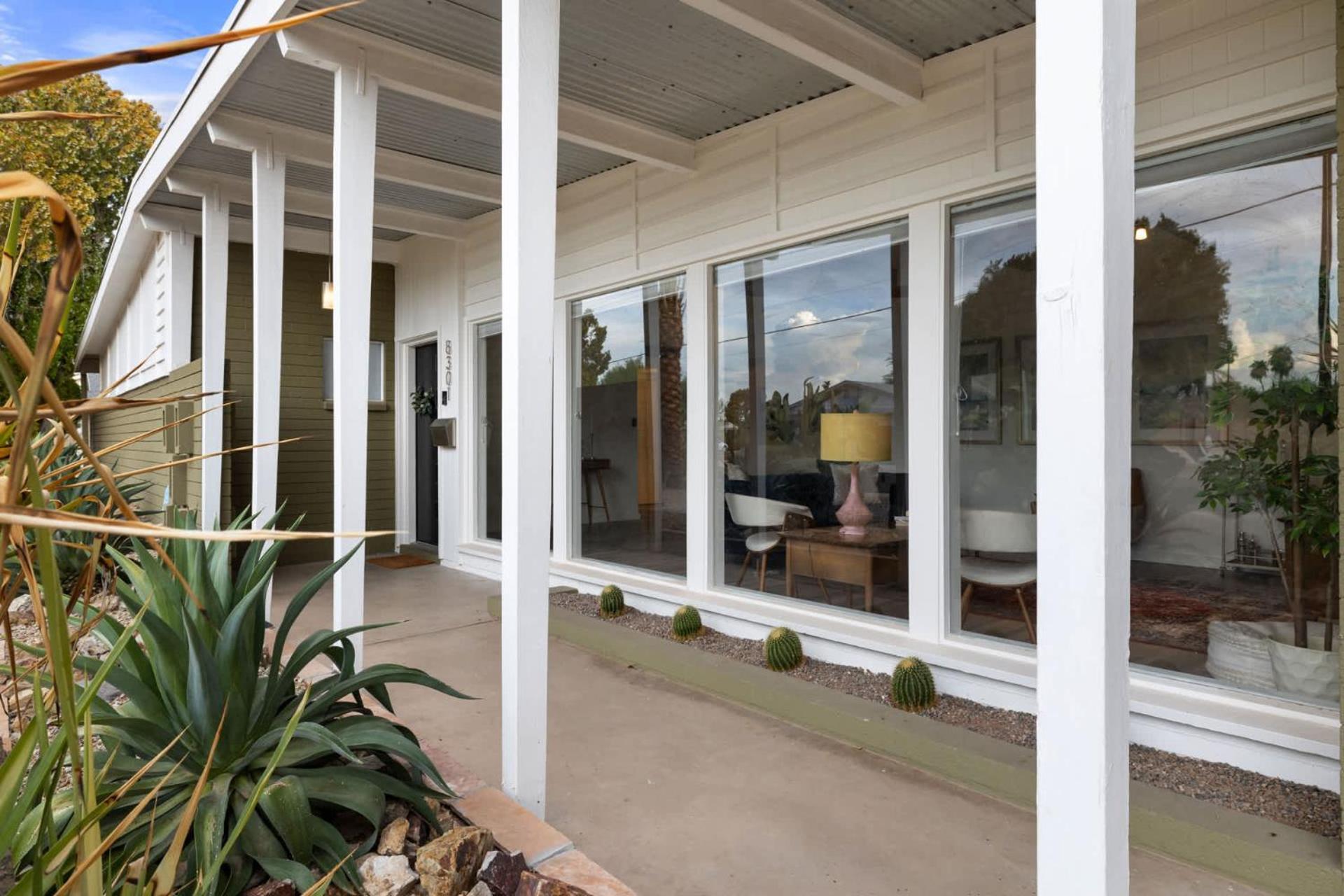 Casa de férias Mid-century Marvel - Poolside Patio With & Bocce *
