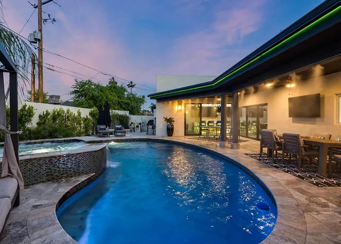 75Th Place Home - Luxe Pool Spa Walk To Old Town