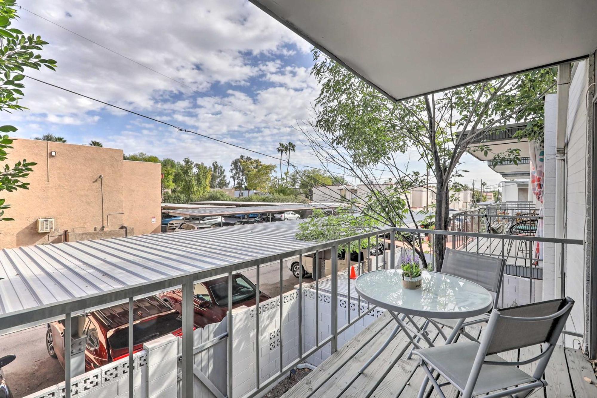 Chic With Balcony, Walk To Old Town! Holiday home *