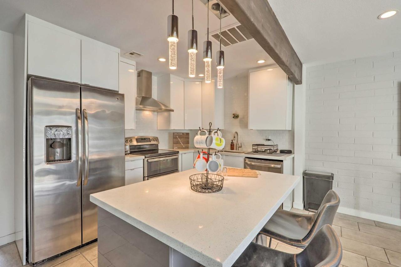 Chic With Balcony, Walk To Old Town! Holiday home *