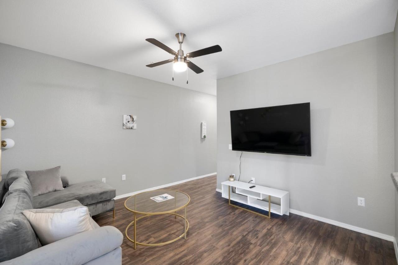 Luxury Mountain View 2br With Balcony Located In Scottsdale