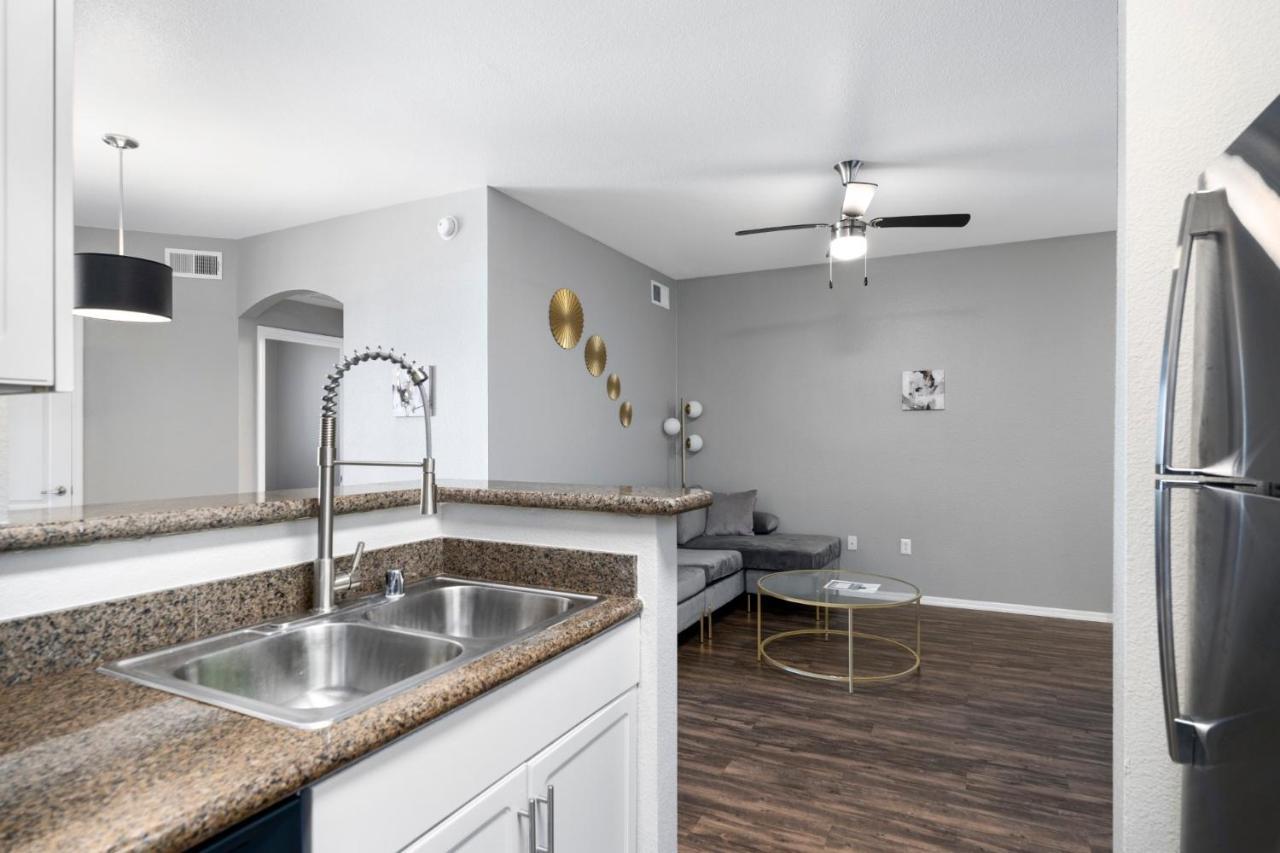Luxury Mountain View 2br With Balcony Located In