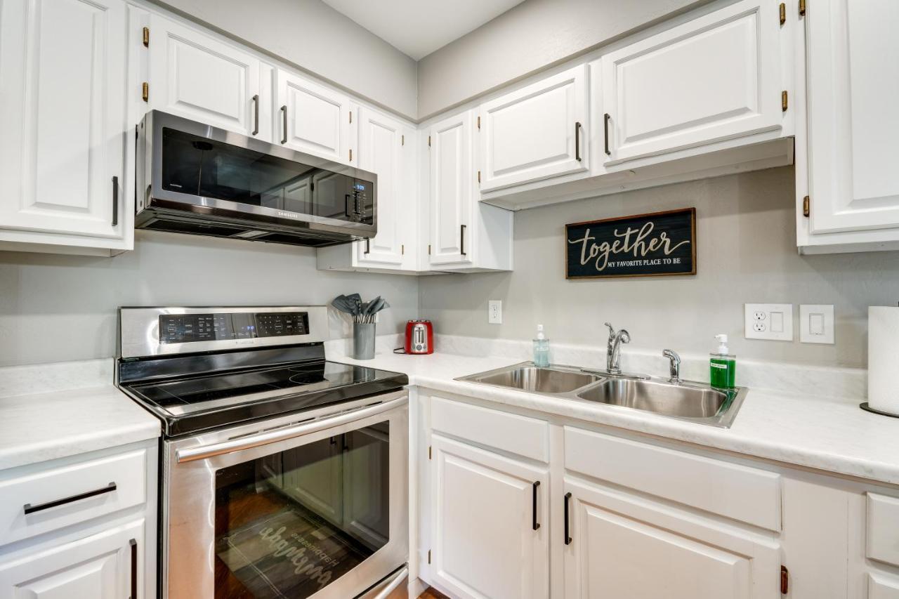 Modern Oasis With Patio And Pool Access Apartamento *