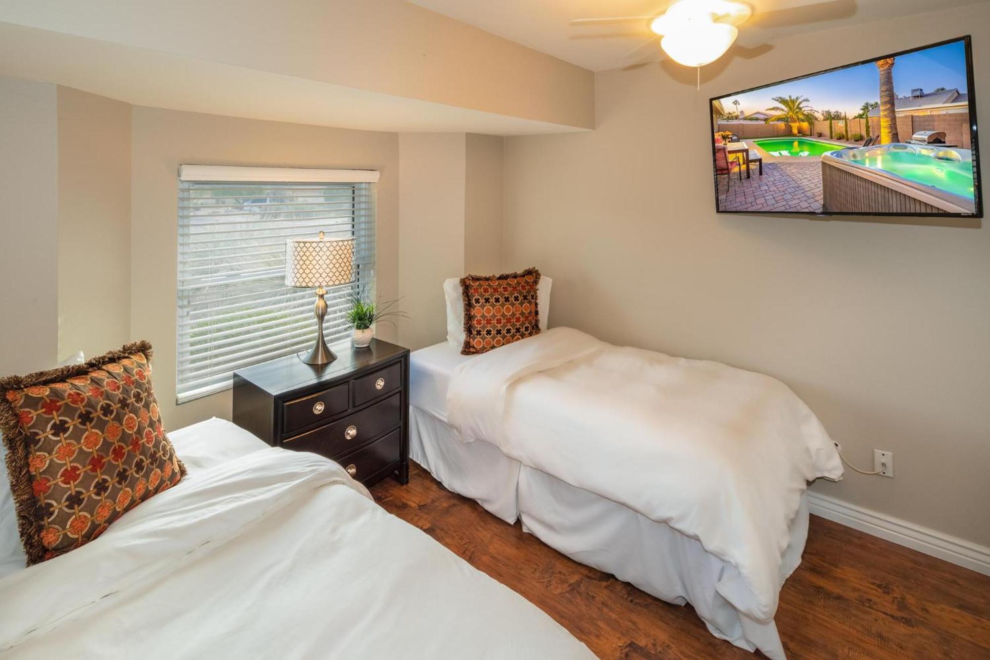 Prime Location, Heated Pool, Hot Tub, Game Room, Holiday home *