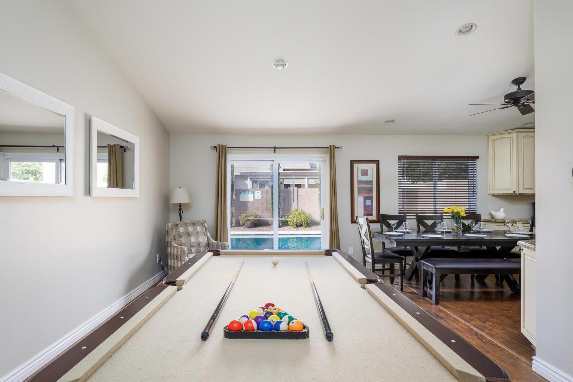 Prime Location, Heated Pool, Hot Tub, Game Room, Holiday home *