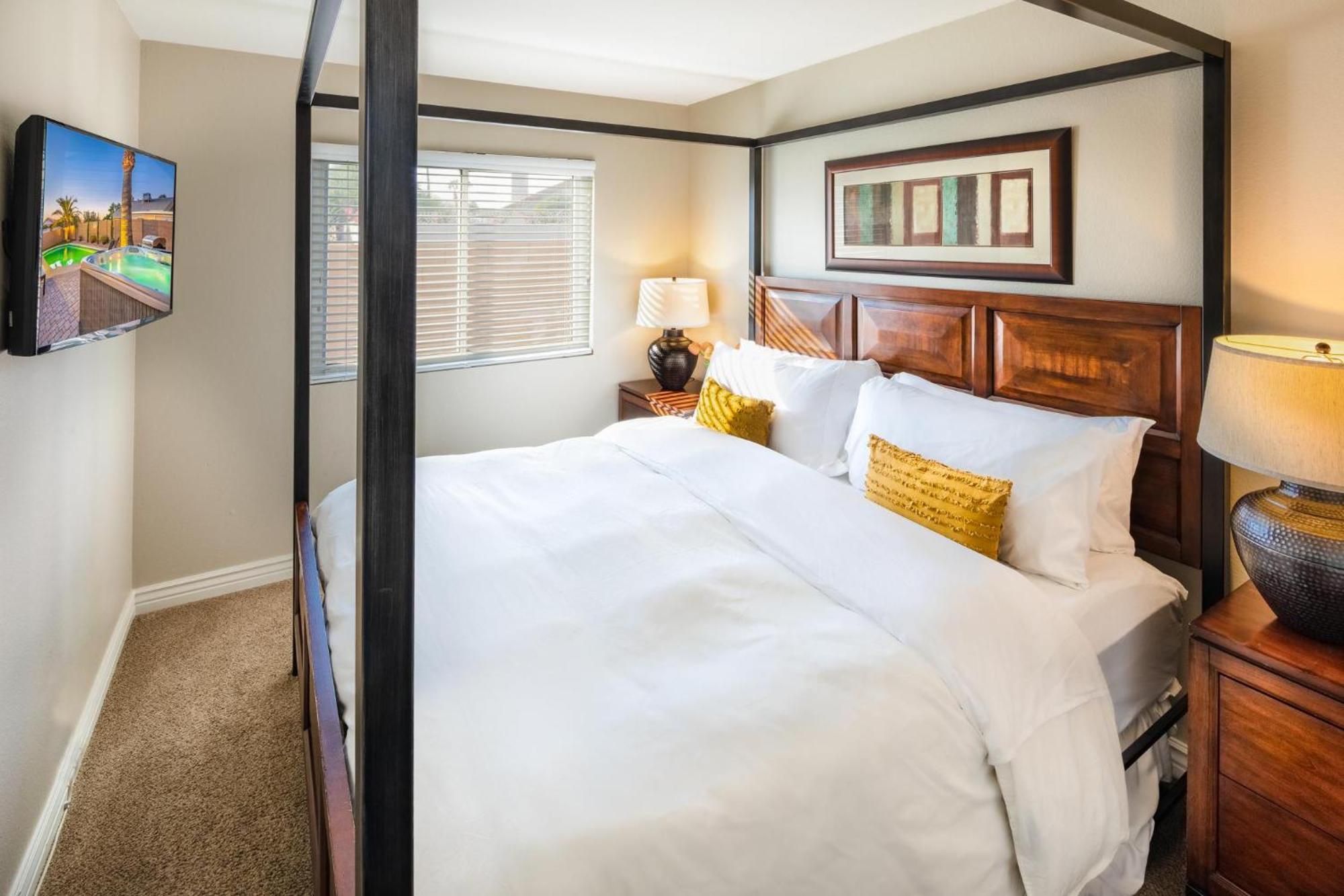 Prime Location, Heated Pool, Hot Tub, Game Room, Holiday home *