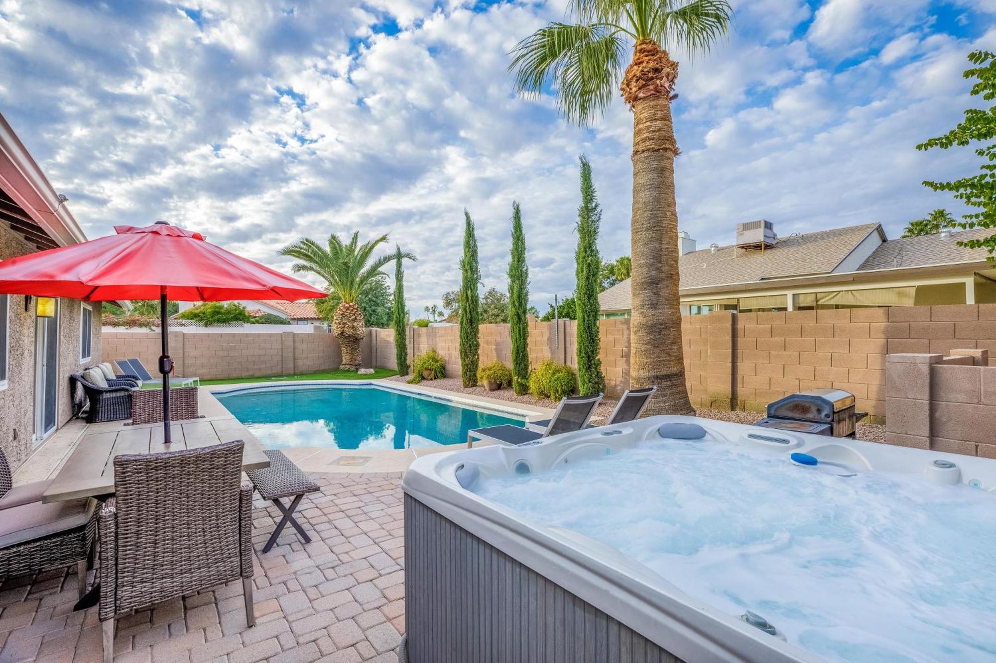 Prime Location, Heated Pool, Hot Tub, Game Room, Holiday home