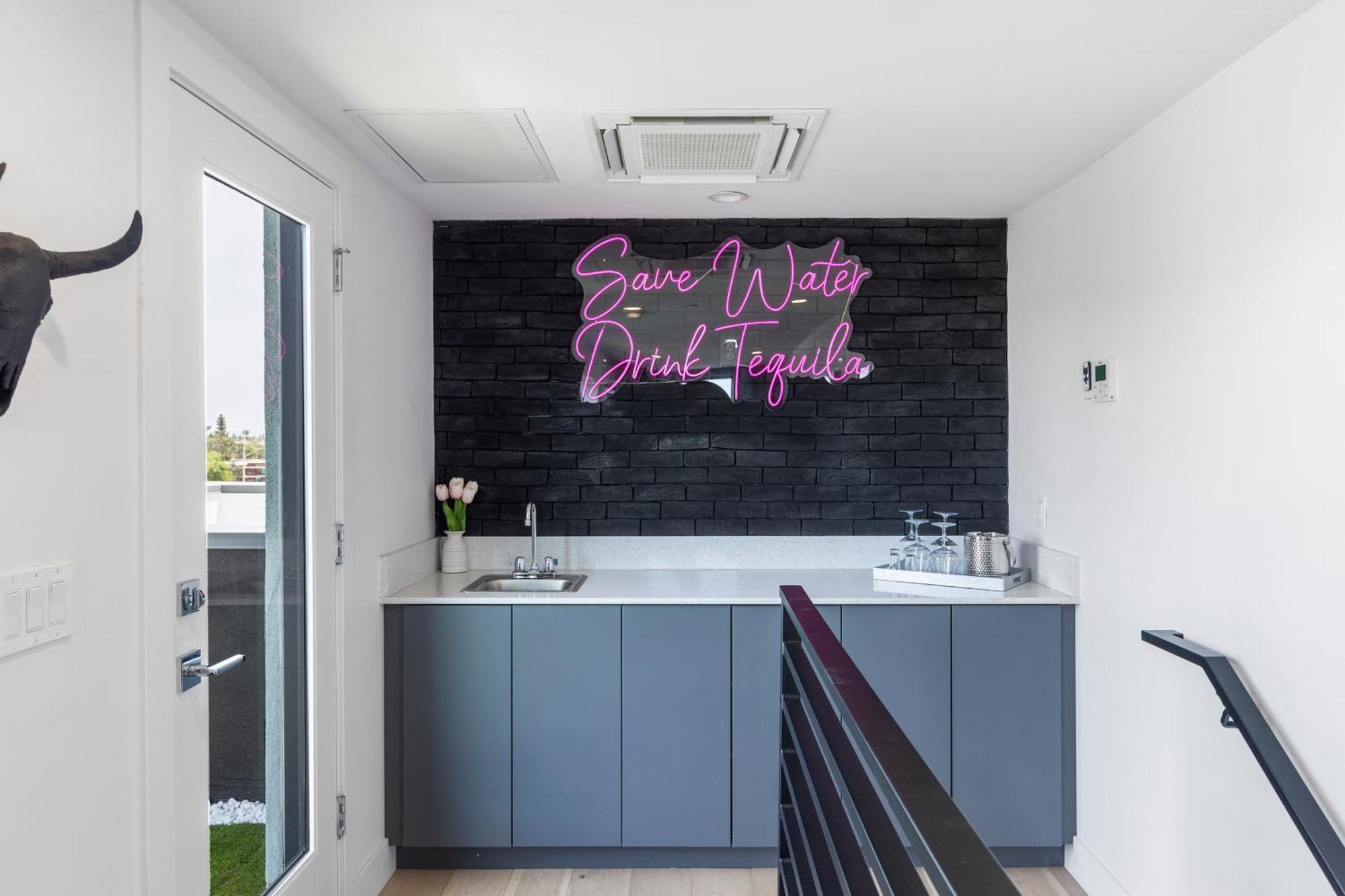 Perfect Friends Escape In Old Town With Pool Access And Roof Deck! Pousada