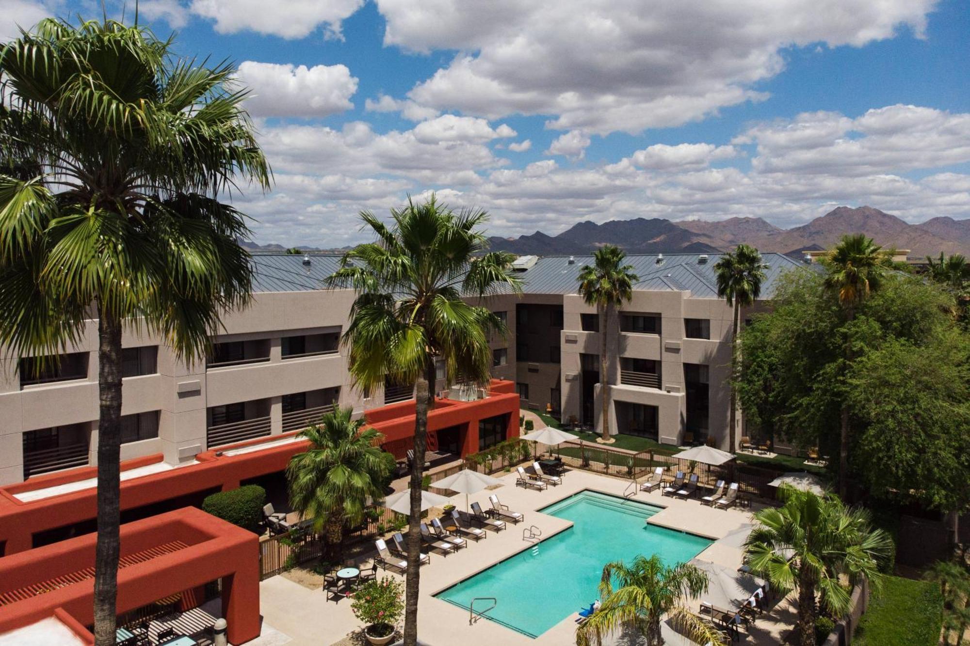 Courtyard North Hotel 3*