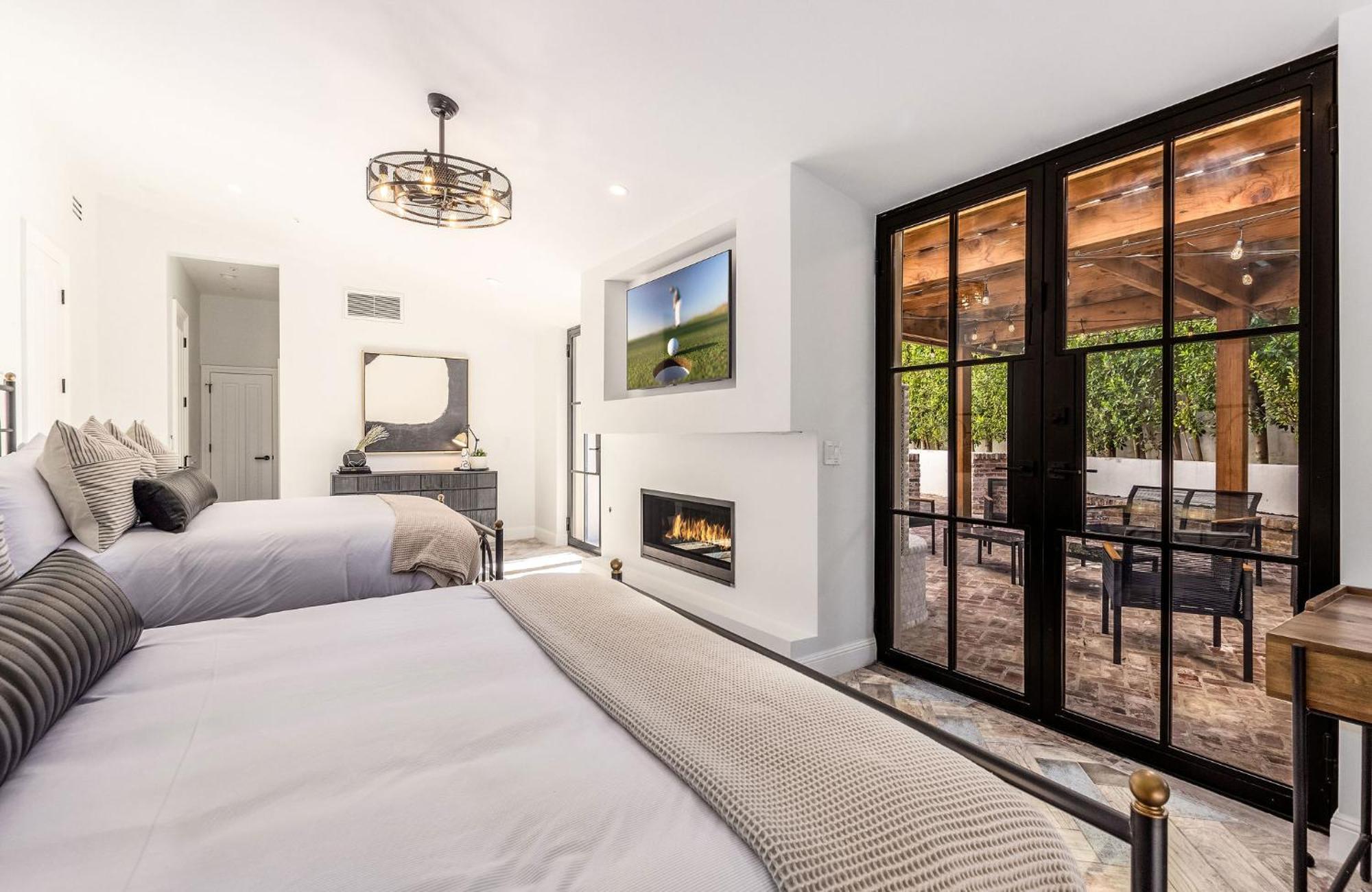 Old Town Luxury - Heated Pool, Spa, Rooftop Deck, Sauna, Speakeasy Holiday home