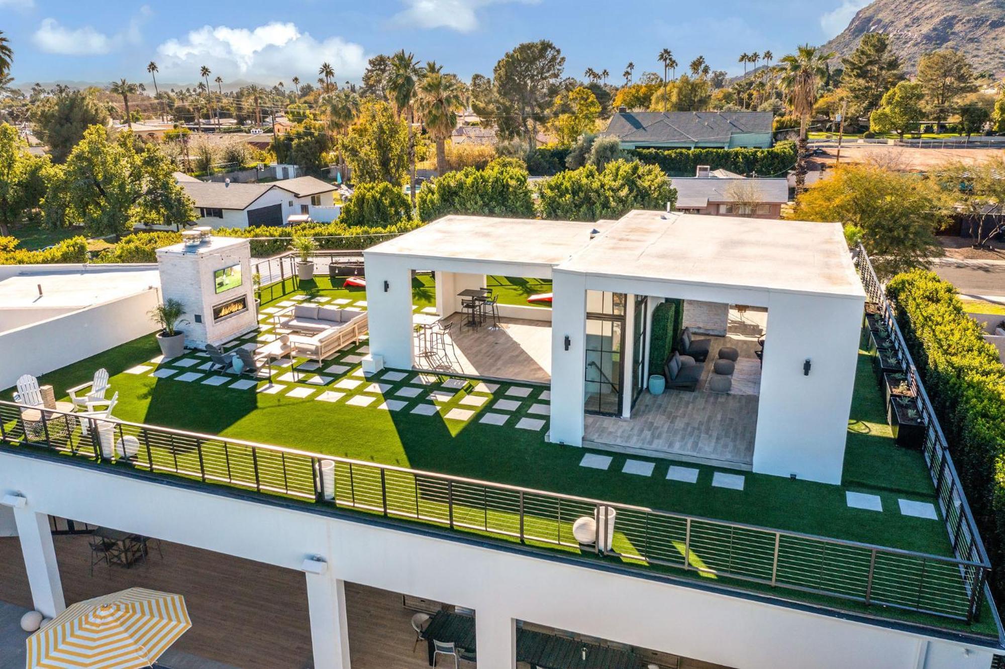 Old Town Luxury - Heated Pool, Spa, Rooftop Deck, Sauna, Speakeasy * Scottsdale