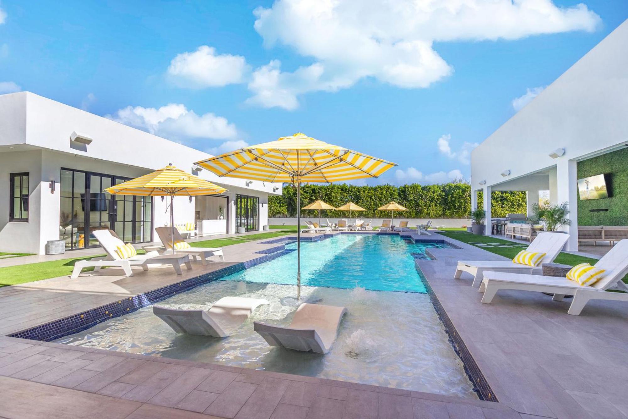 Old Town Luxury - Heated Pool, Spa, Rooftop Deck, Sauna, Speakeasy Holiday home *