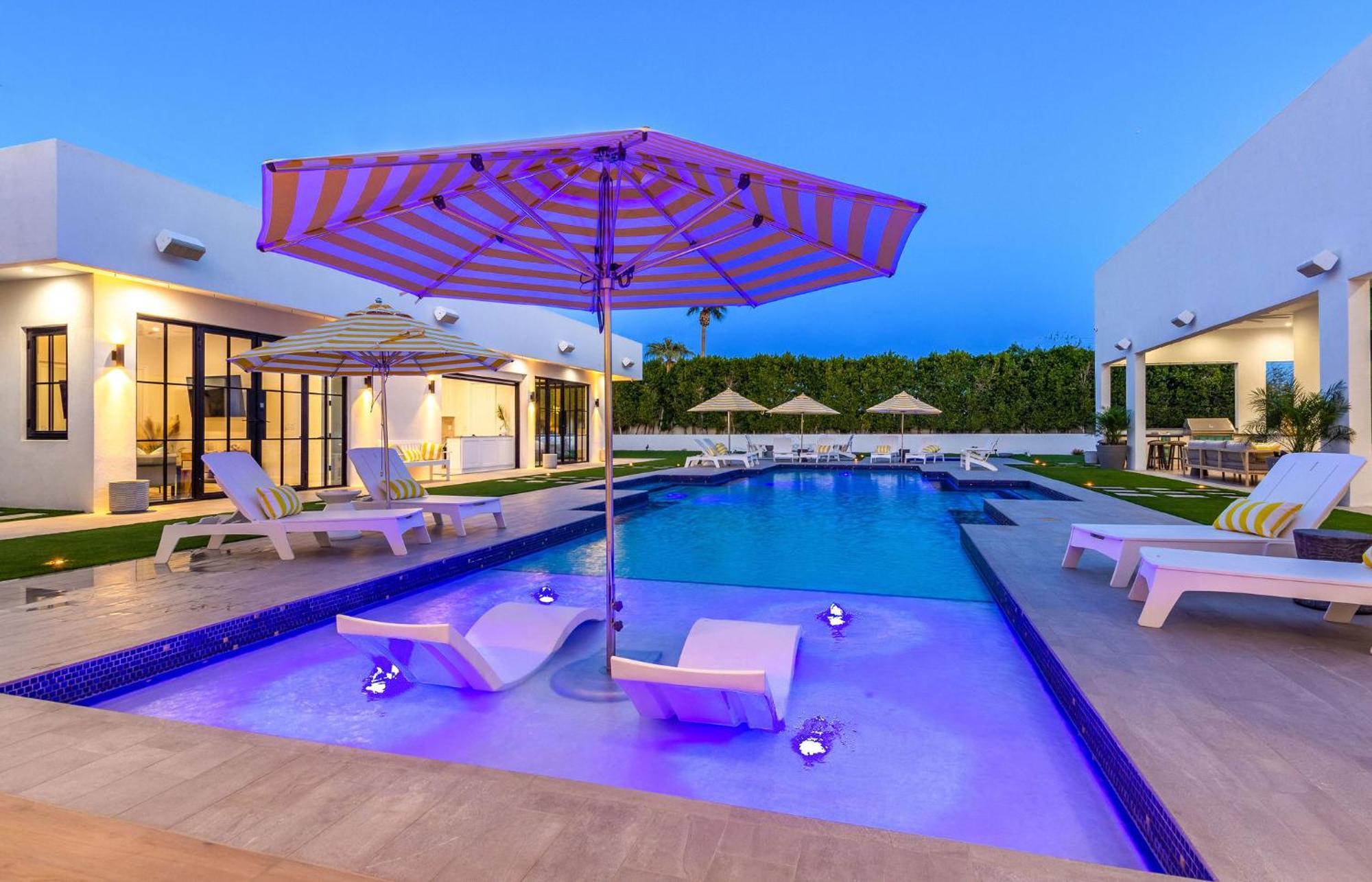 Old Town Luxury - Heated Pool, Spa, Rooftop Deck, Sauna, Speakeasy Scottsdale