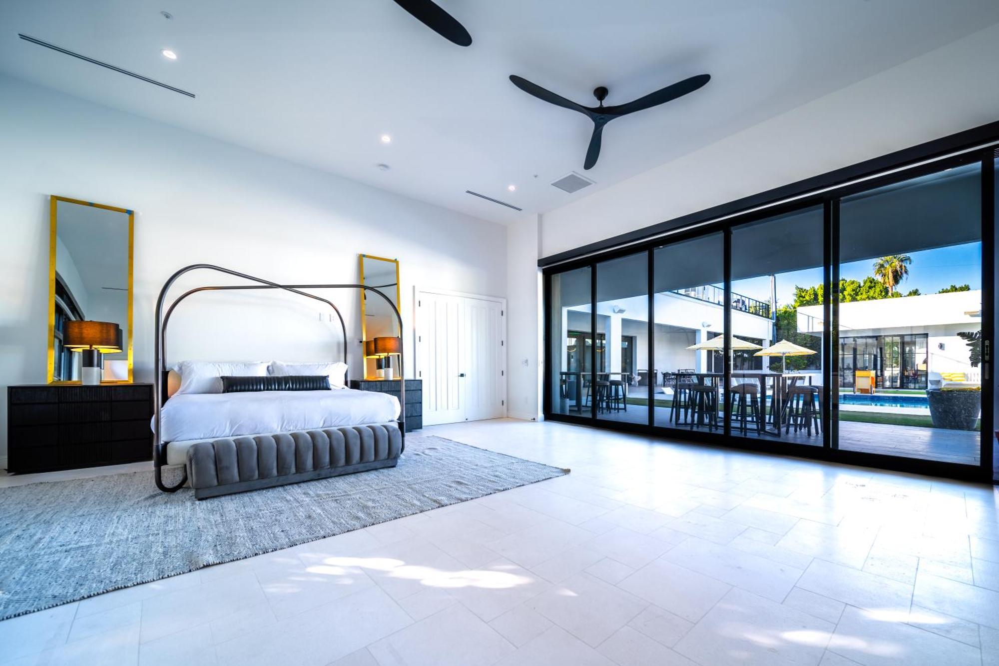 Old Town Luxury - Heated Pool, Spa, Rooftop Deck, Sauna, Speakeasy *