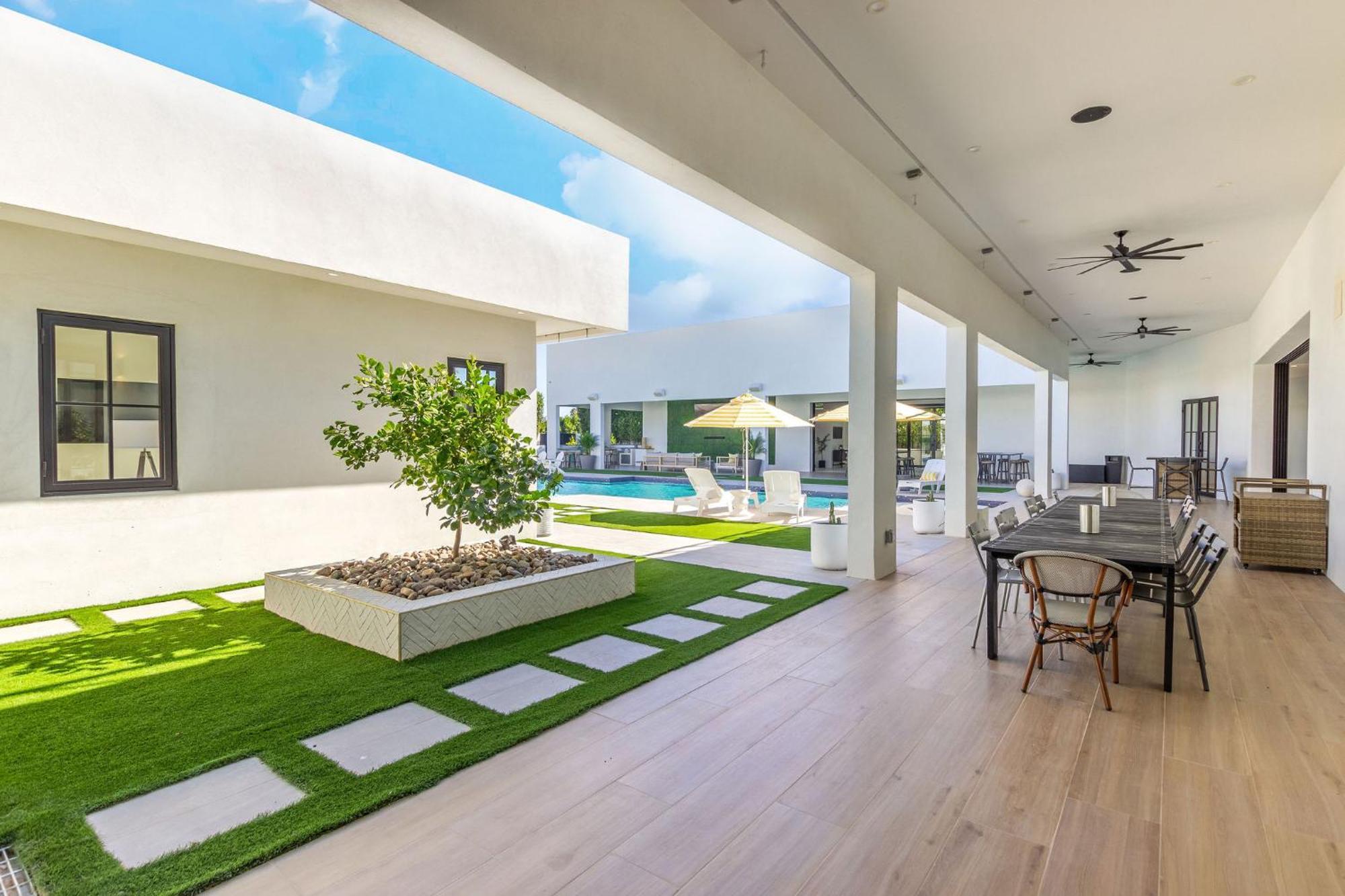 Old Town Luxury - Heated Pool, Spa, Rooftop Deck, Sauna, Speakeasy *