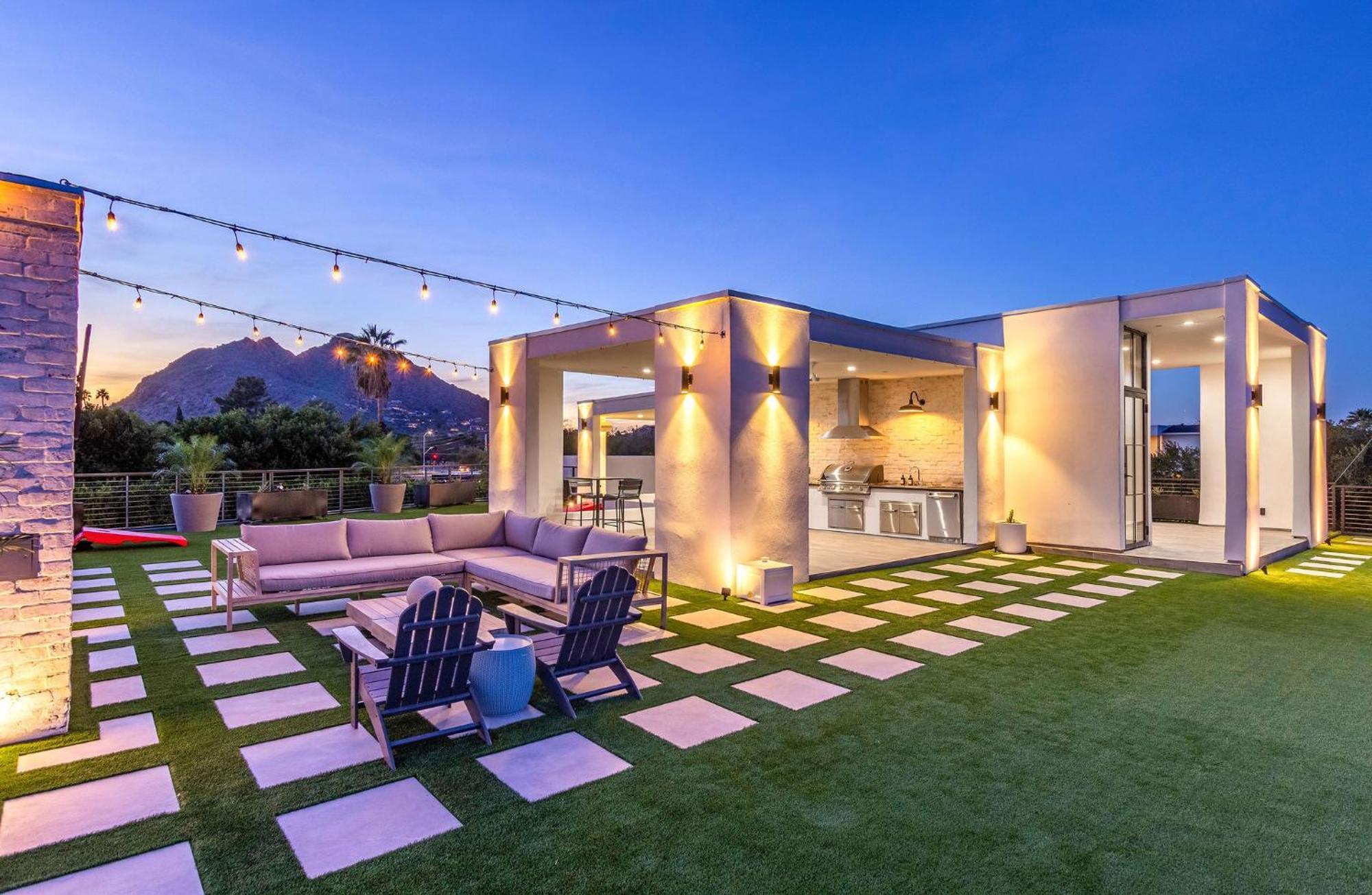 Old Town Luxury - Heated Pool, Spa, Rooftop Deck, Sauna, Speakeasy Scottsdale