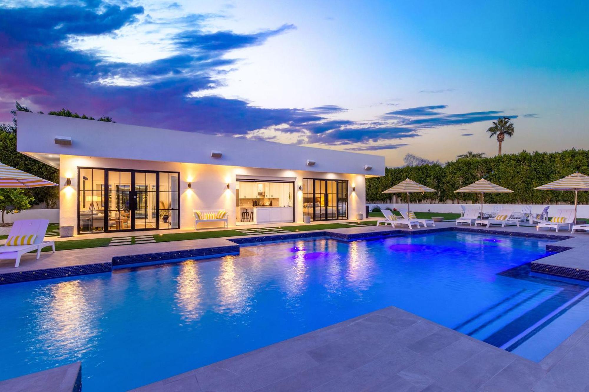 Old Town Luxury - Heated Pool, Spa, Rooftop Deck, Sauna, Speakeasy Holiday home Scottsdale