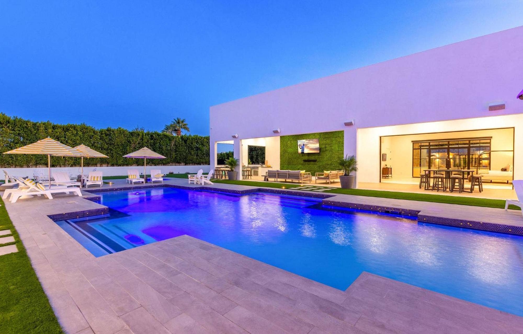 Old Town Luxury - Heated Pool, Spa, Rooftop Deck, Sauna, Speakeasy * Scottsdale