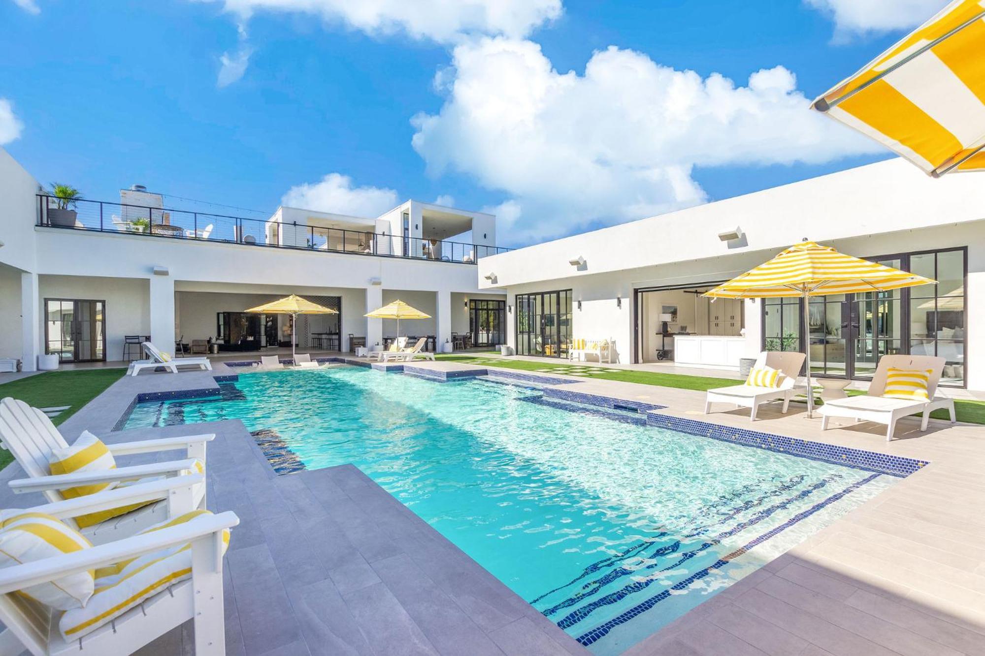 Old Town Luxury - Heated Pool, Spa, Rooftop Deck, Sauna, Speakeasy