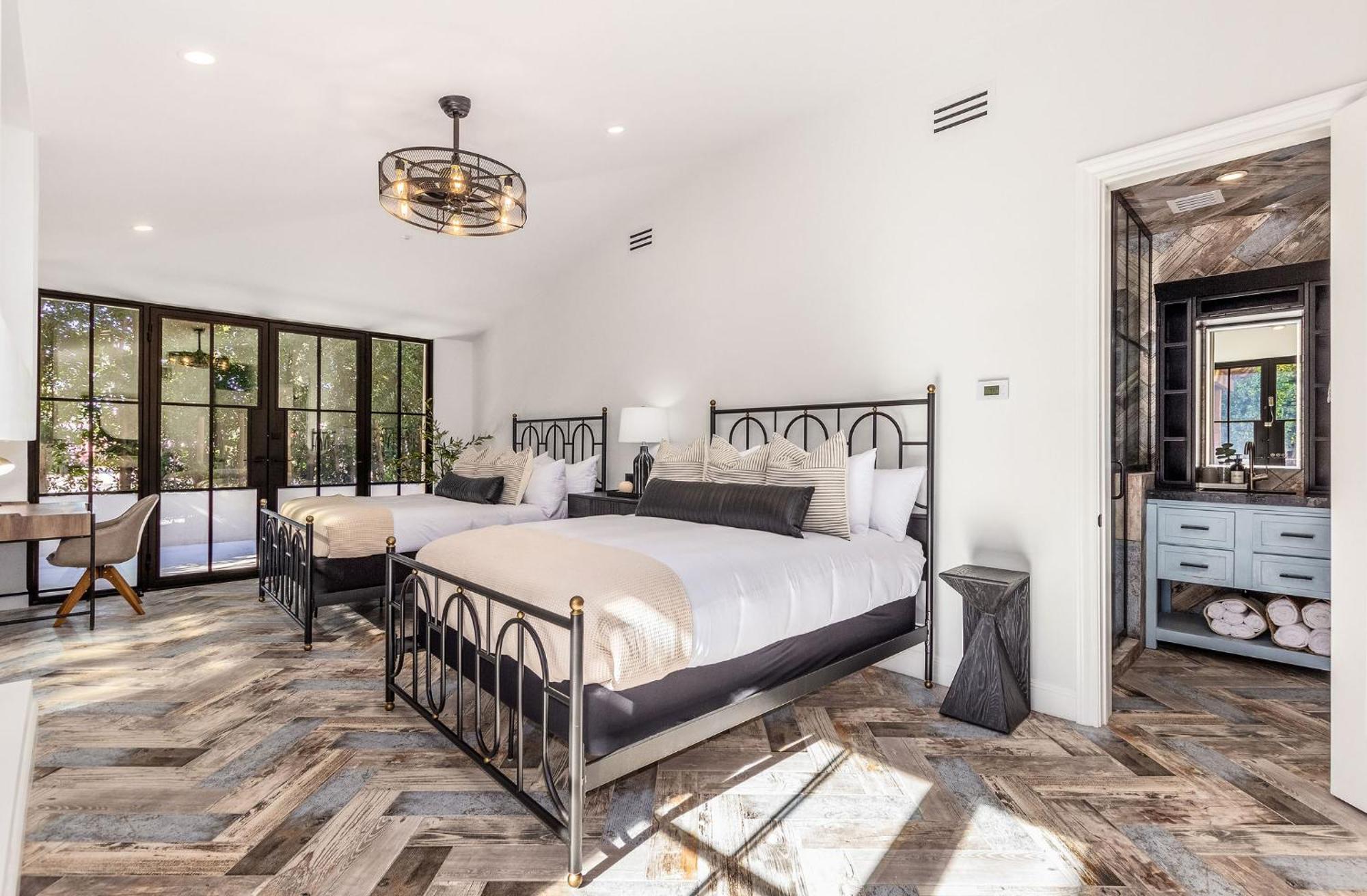 Old Town Luxury - Heated Pool, Spa, Rooftop Deck, Sauna, Speakeasy Scottsdale