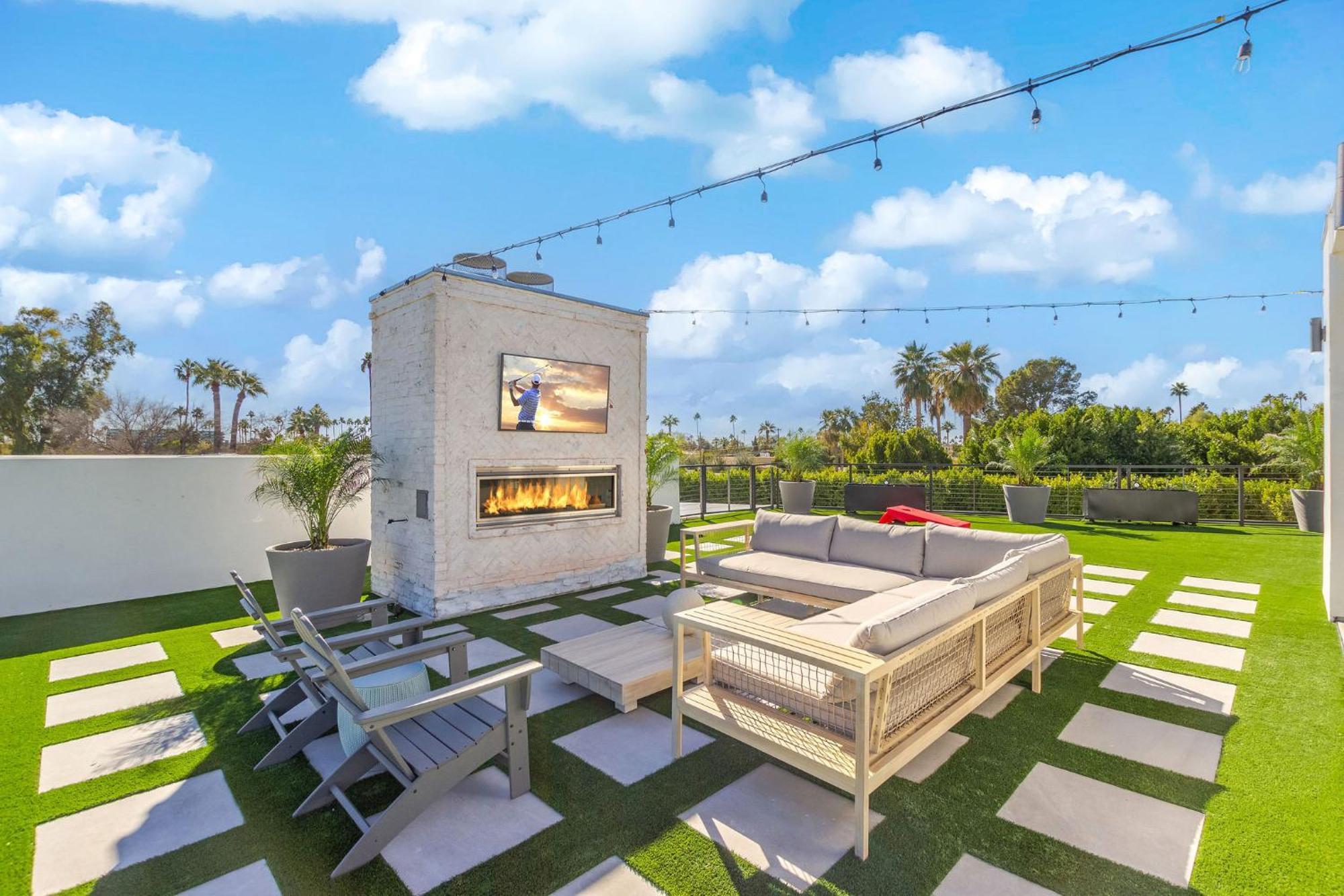 Old Town Luxury - Heated Pool, Spa, Rooftop Deck, Sauna, Speakeasy * Scottsdale