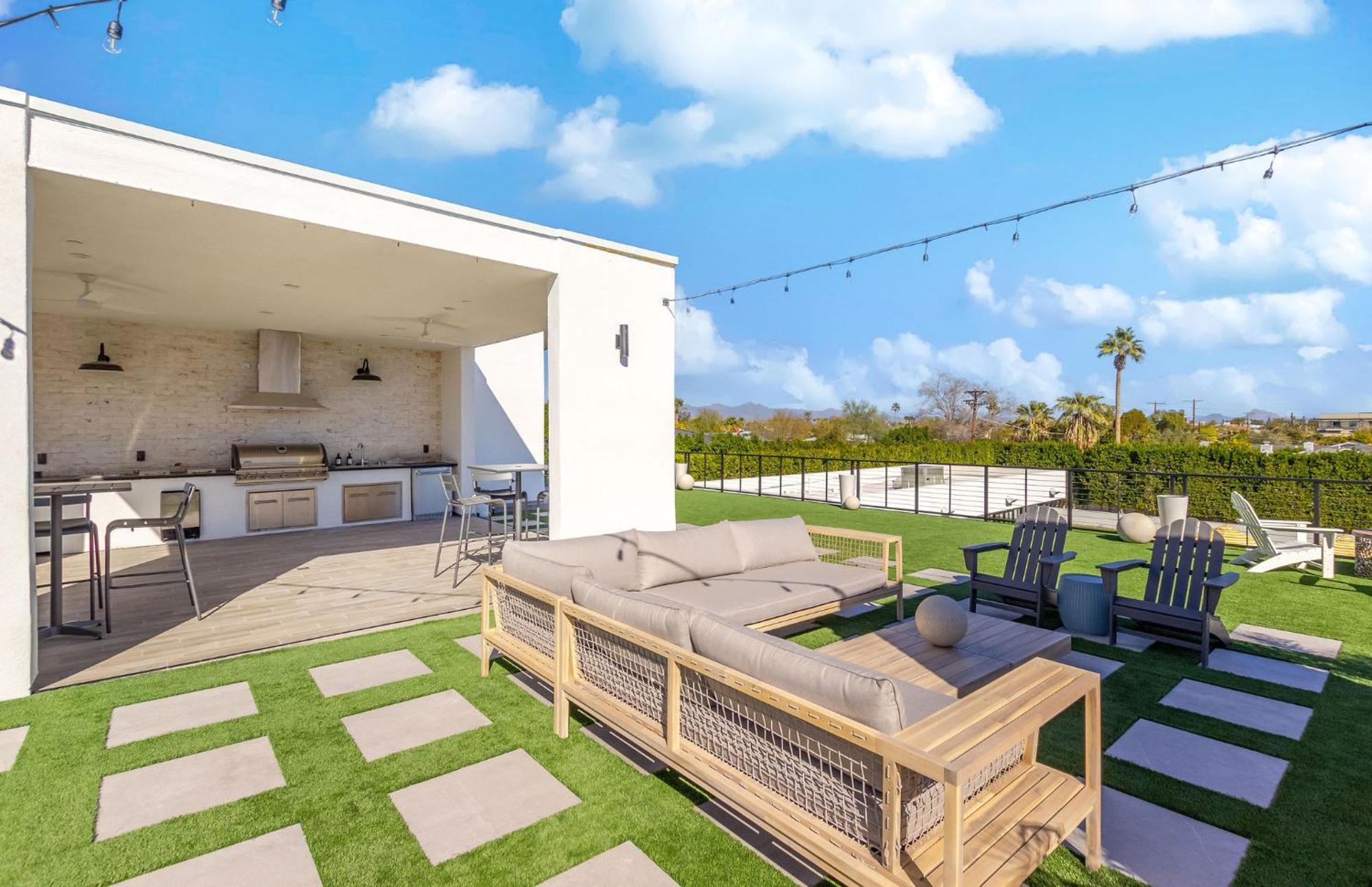 Old Town Luxury - Heated Pool, Spa, Rooftop Deck, Sauna, Speakeasy Holiday home *
