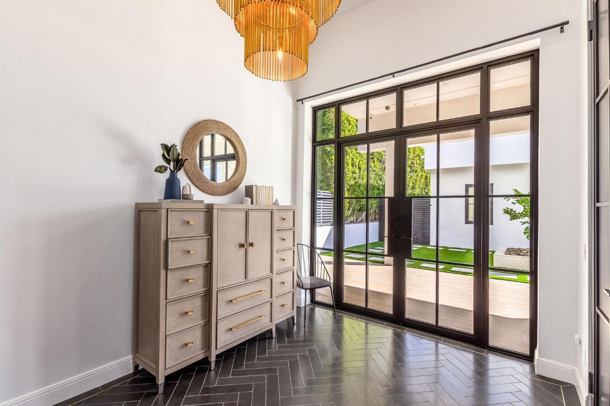 Old Town Luxury - Heated Pool, Spa, Rooftop Deck, Sauna, Speakeasy Scottsdale