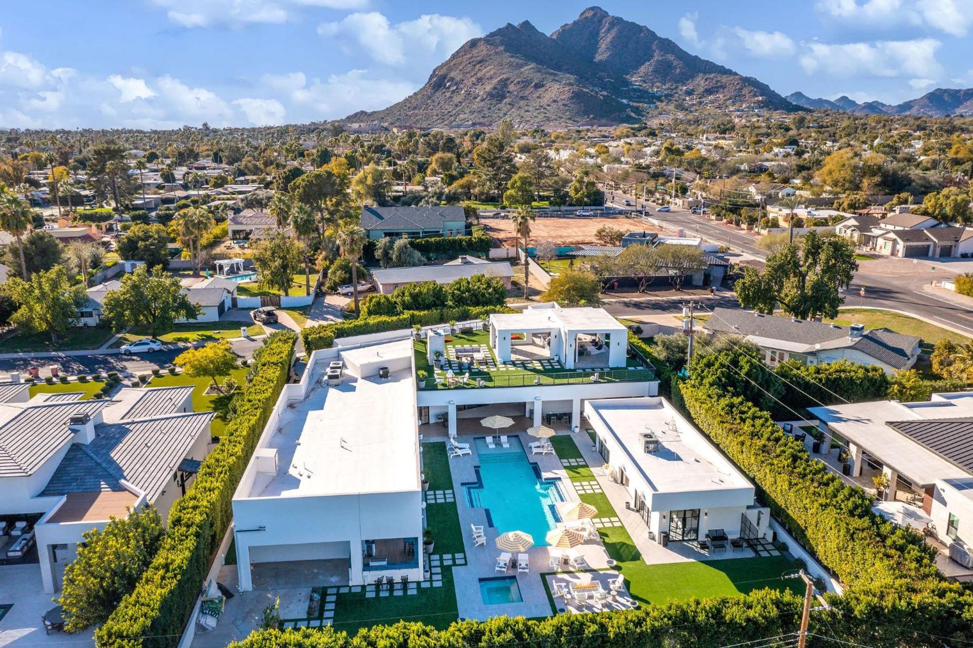 Old Town Luxury - Heated Pool, Spa, Rooftop Deck, Sauna, Speakeasy * Scottsdale