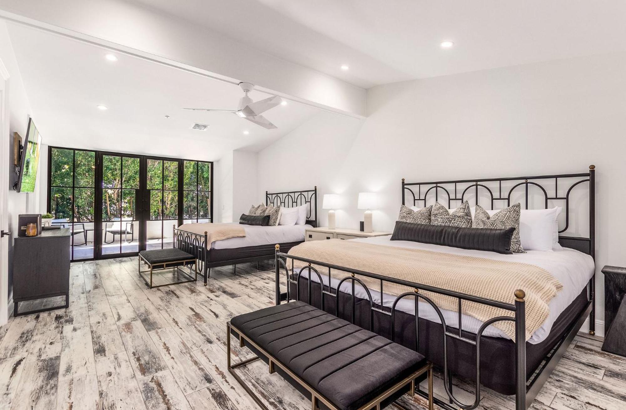 Old Town Luxury - Heated Pool, Spa, Rooftop Deck, Sauna, Speakeasy Scottsdale