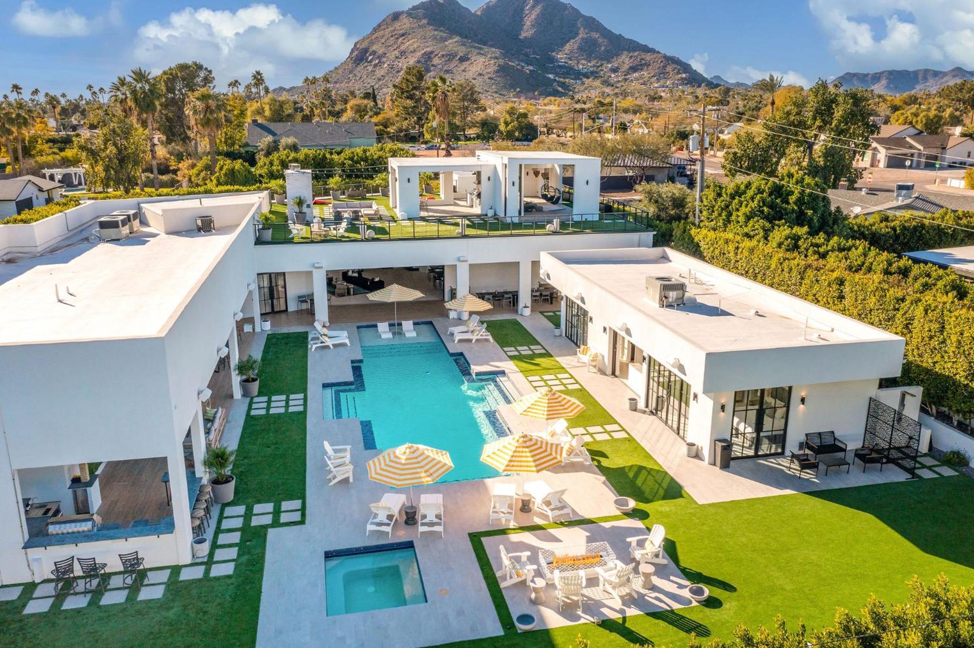 Old Town Luxury - Heated Pool, Spa, Rooftop Deck, Sauna, Speakeasy Holiday home