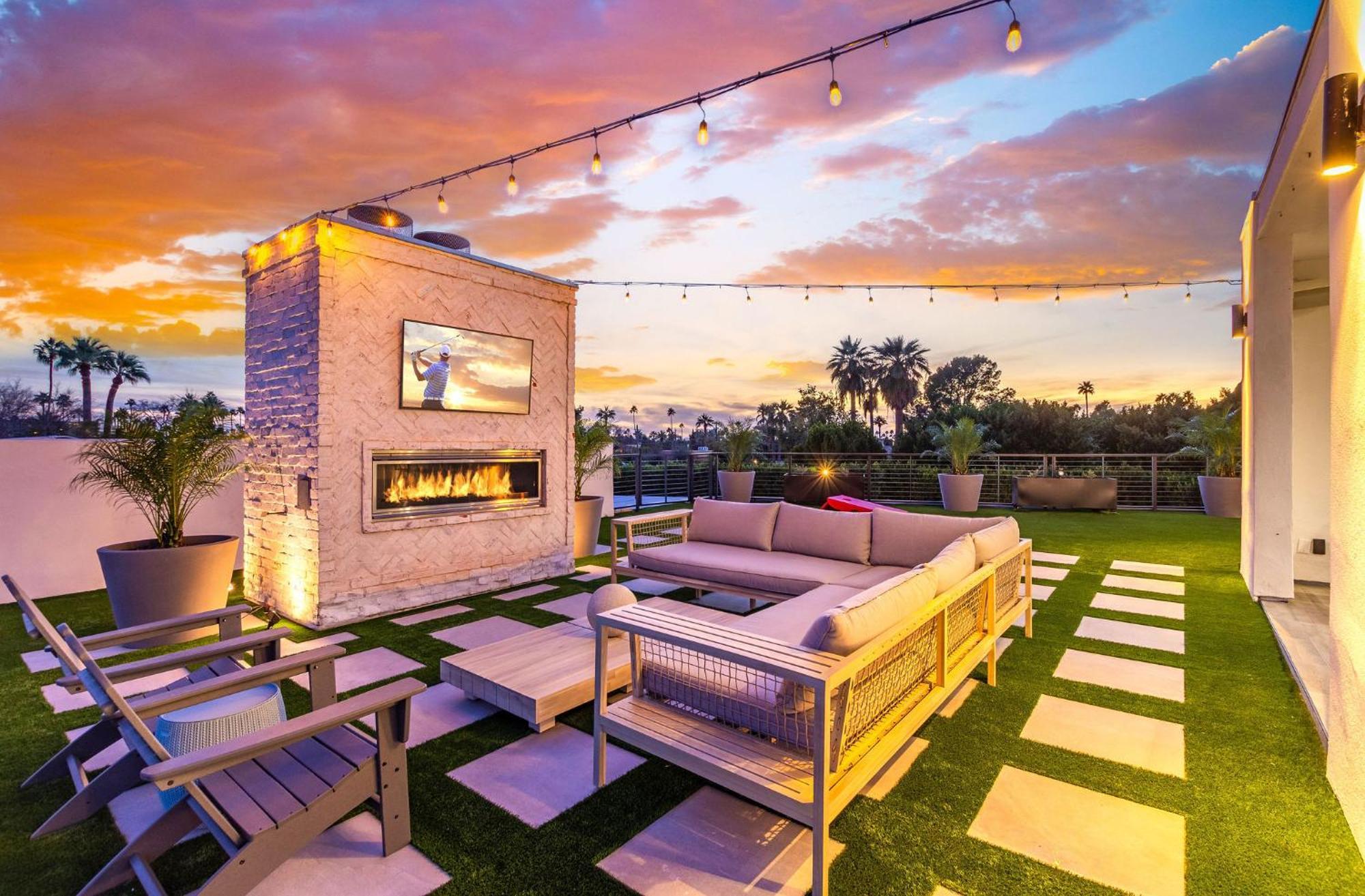 Old Town Luxury - Heated Pool, Spa, Rooftop Deck, Sauna, Speakeasy *