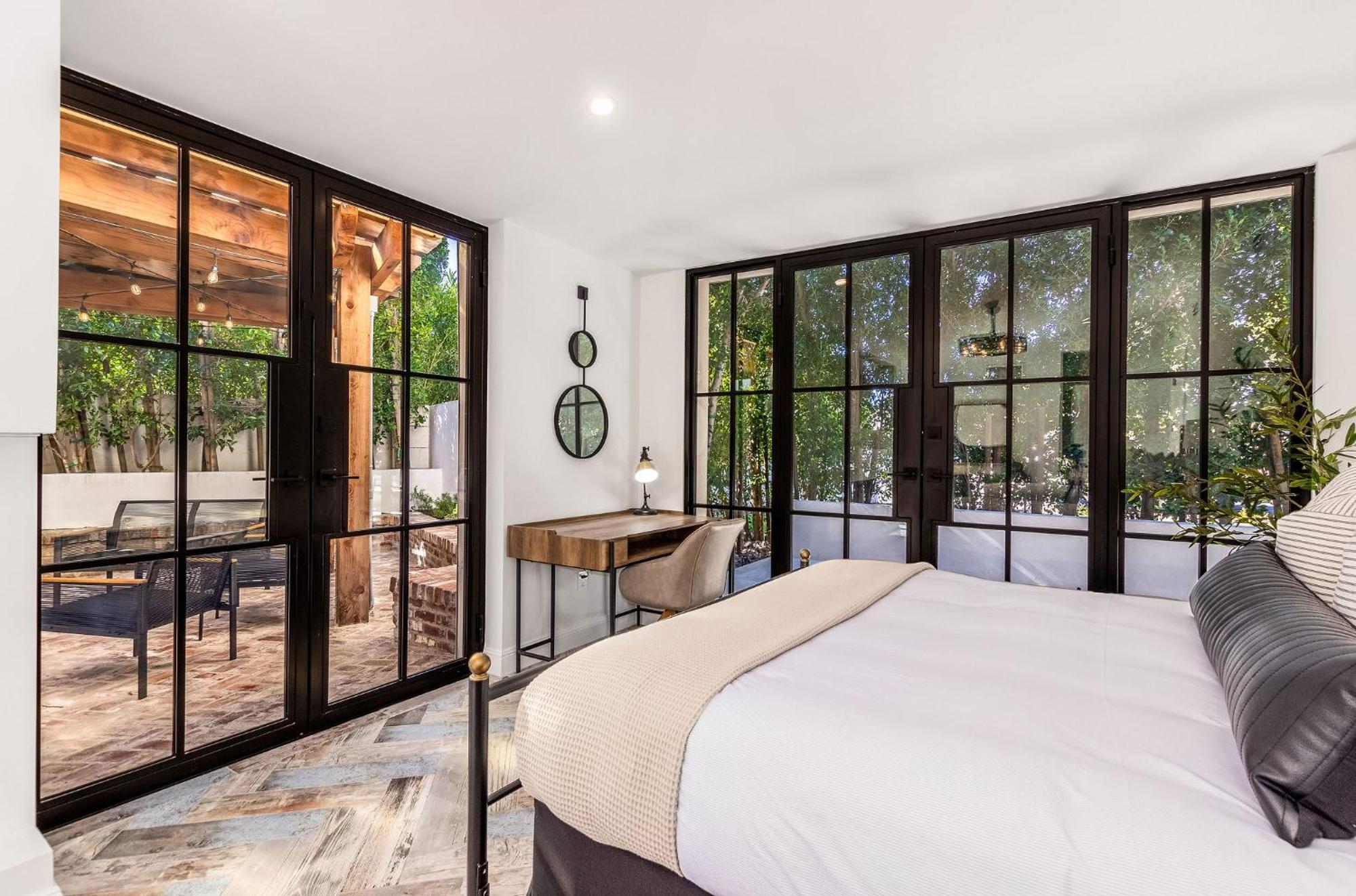 Old Town Luxury - Heated Pool, Spa, Rooftop Deck, Sauna, Speakeasy Scottsdale