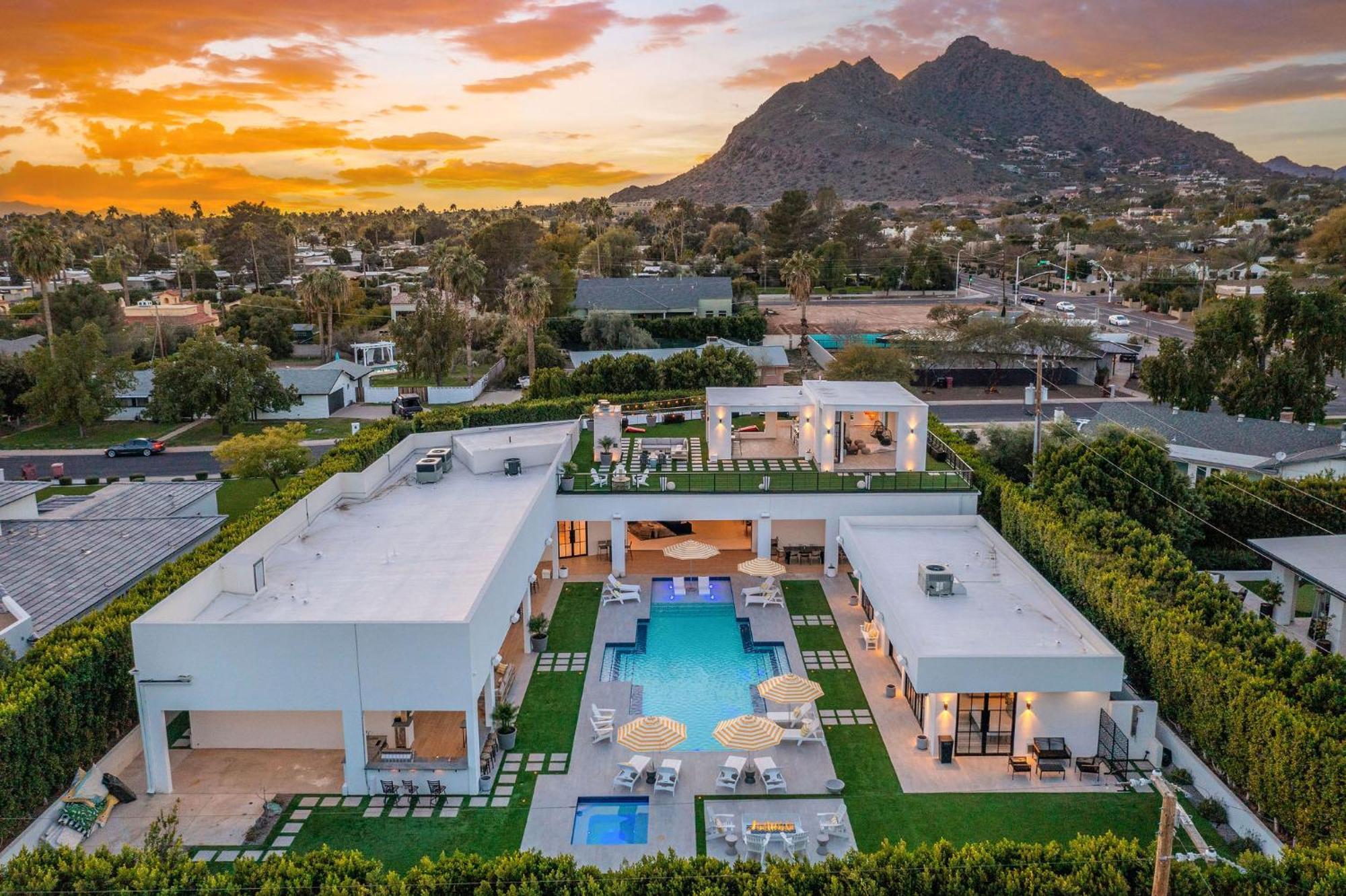 Old Town Luxury - Heated Pool, Spa, Rooftop Deck, Sauna, Speakeasy *