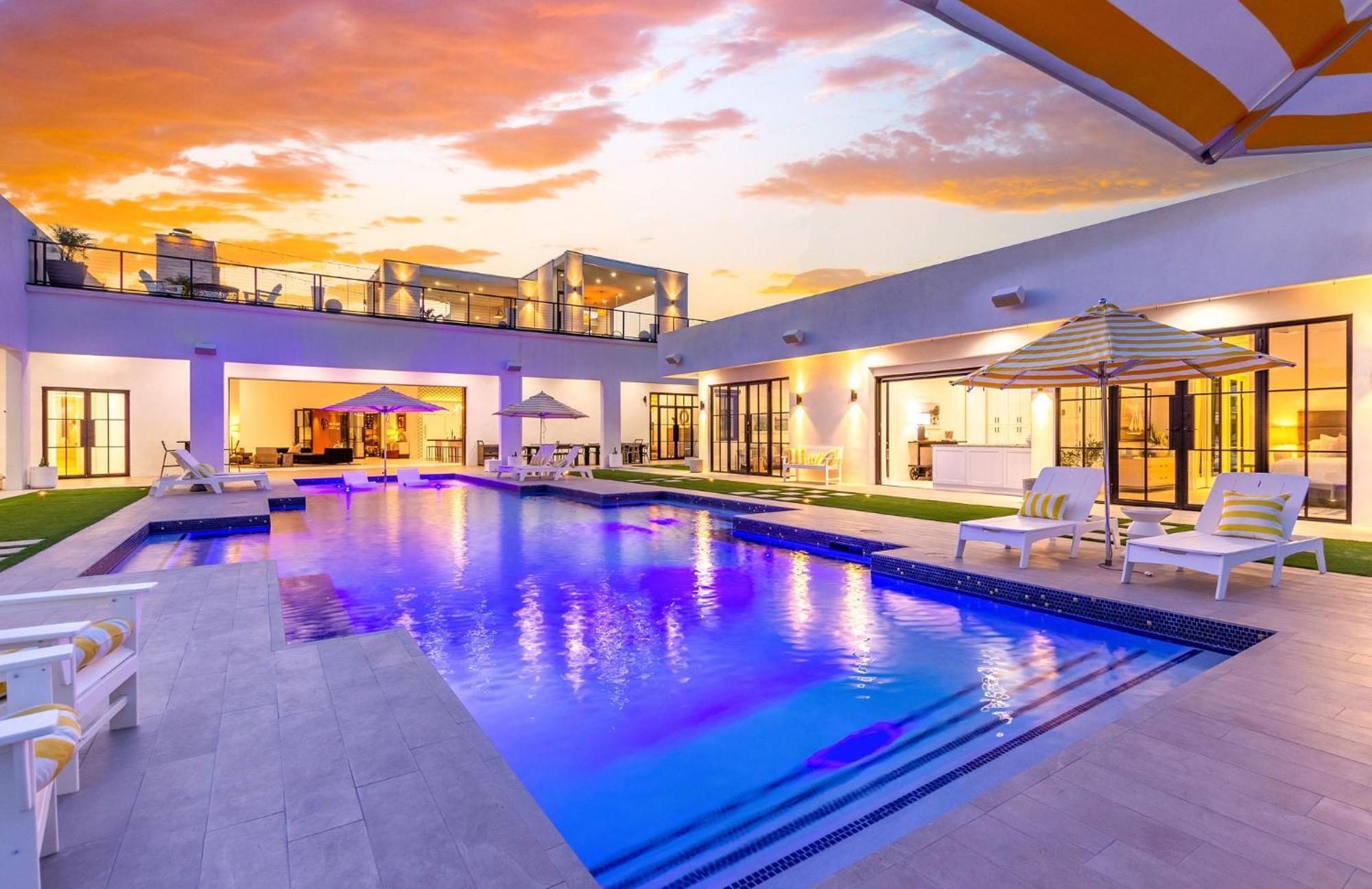 Old Town Luxury - Heated Pool, Spa, Rooftop Deck, Sauna, Speakeasy Holiday home