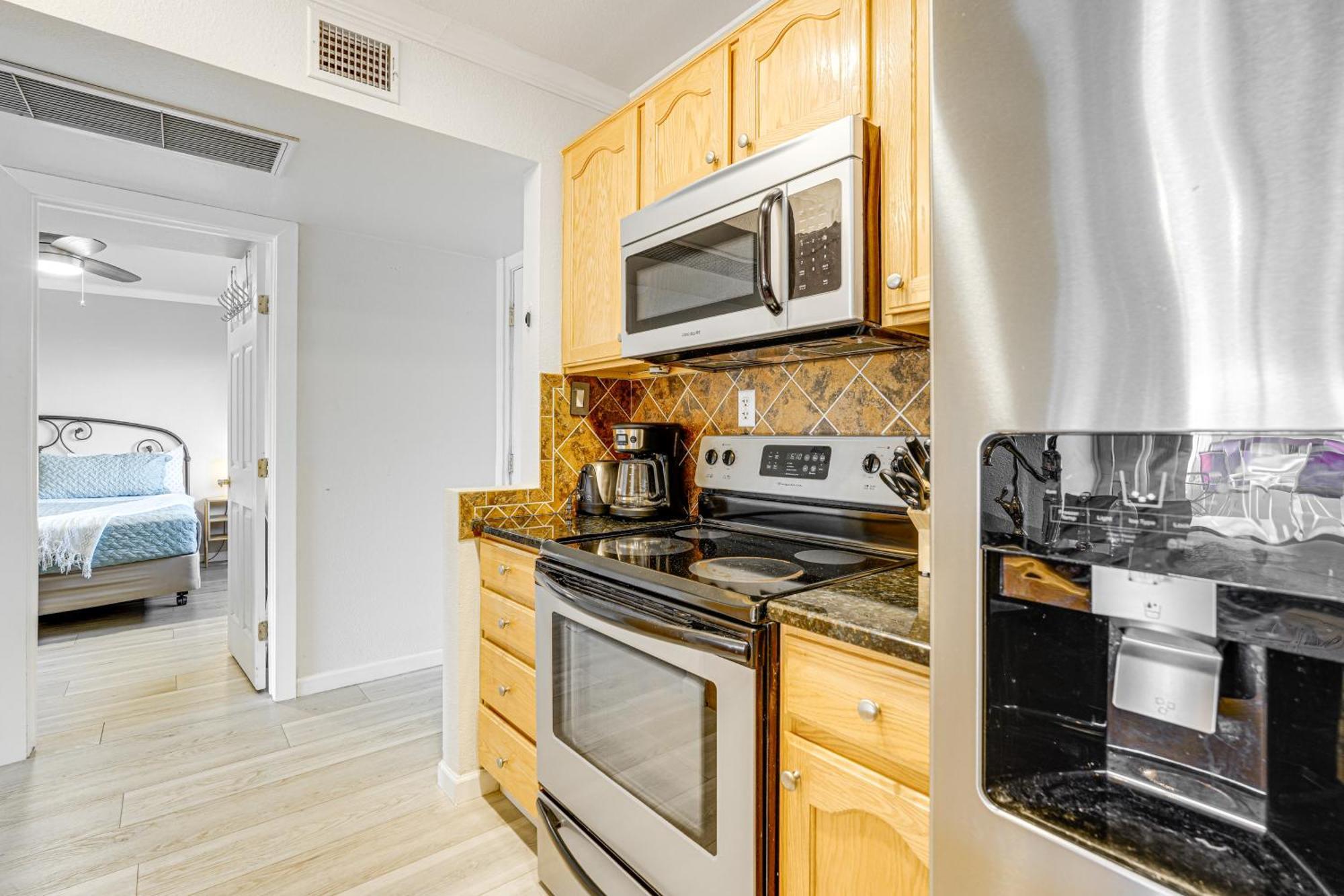 With Pool Access Walk To Old Town! Apartment